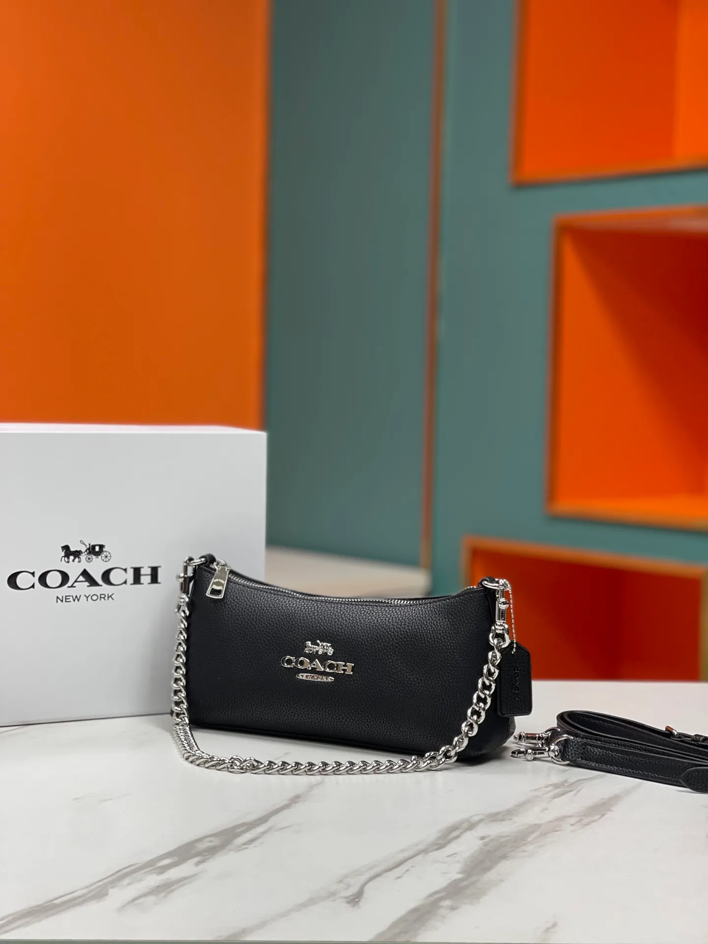 Top original order, batch 380💰COACH/Coach’s new Charlotte series CL405 CL406 CL407 CL656 August new product, invincible and beautiful armpit baguette bag! Short chain shoulder strap! Long leather shoulder strap! Suitable for different occasions, different styles and different combinations! The shape of the paper boat is simple and matched with a metal chain. Super beautiful. Size 26/12/7