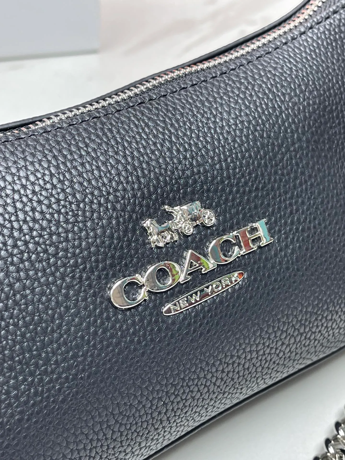 Top original order, batch 380💰COACH/Coach’s new Charlotte series CL405 CL406 CL407 CL656 August new product, invincible and beautiful armpit baguette bag! Short chain shoulder strap! Long leather shoulder strap! Suitable for different occasions, different styles and different combinations! The shape of the paper boat is simple and matched with a metal chain. Super beautiful. Size 26/12/7