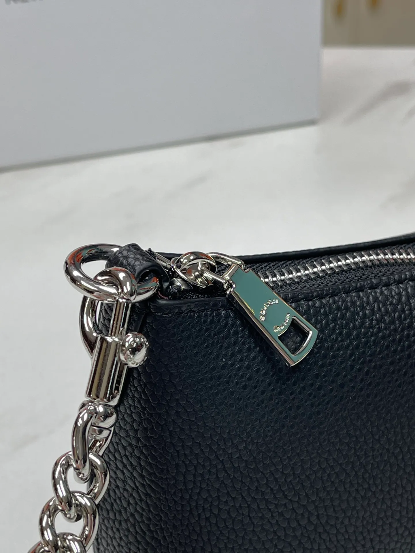 Top original order, batch 380💰COACH/Coach’s new Charlotte series CL405 CL406 CL407 CL656 August new product, invincible and beautiful armpit baguette bag! Short chain shoulder strap! Long leather shoulder strap! Suitable for different occasions, different styles and different combinations! The shape of the paper boat is simple and matched with a metal chain. Super beautiful. Size 26/12/7