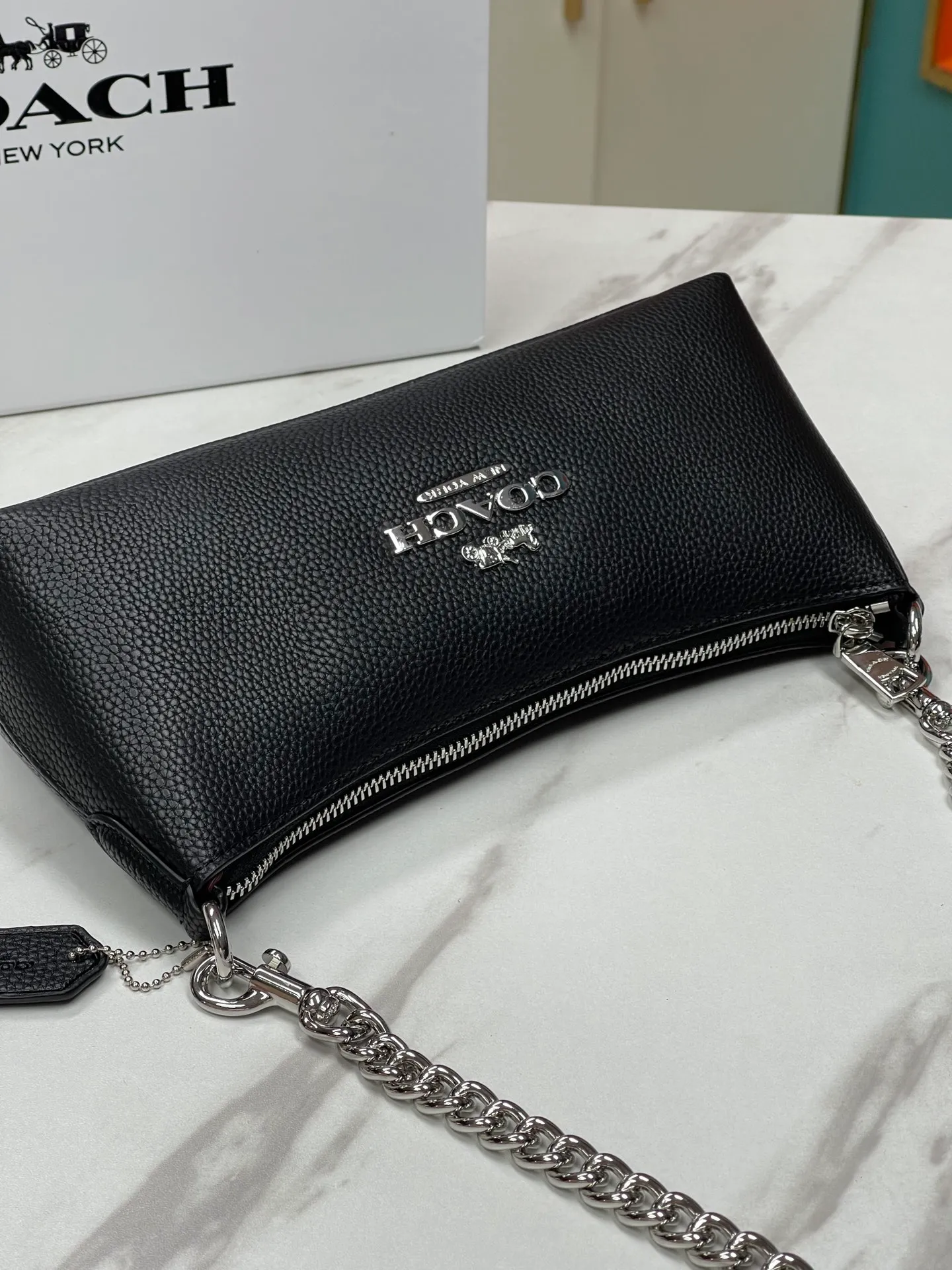 Top original order, batch 380💰COACH/Coach’s new Charlotte series CL405 CL406 CL407 CL656 August new product, invincible and beautiful armpit baguette bag! Short chain shoulder strap! Long leather shoulder strap! Suitable for different occasions, different styles and different combinations! The shape of the paper boat is simple and matched with a metal chain. Super beautiful. Size 26/12/7