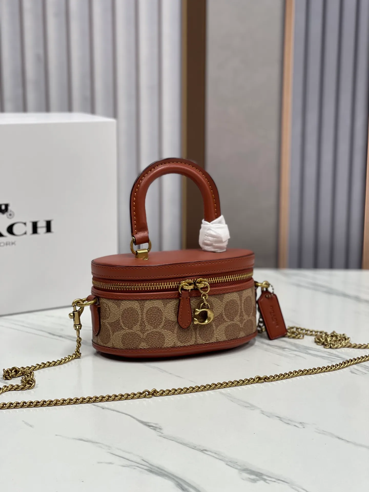 P400🐶Coach new box bag version 2.0. New cosmetic bag/chain shoulder crossbody bag💕Model CT876/CT877. Designers who listened to the advice, want a box bag that can hold mobile phones, here comes the new model in June that can accommodate pro-sized mobile phone lipstick air cushion powder, not to mention 💕size 17CM