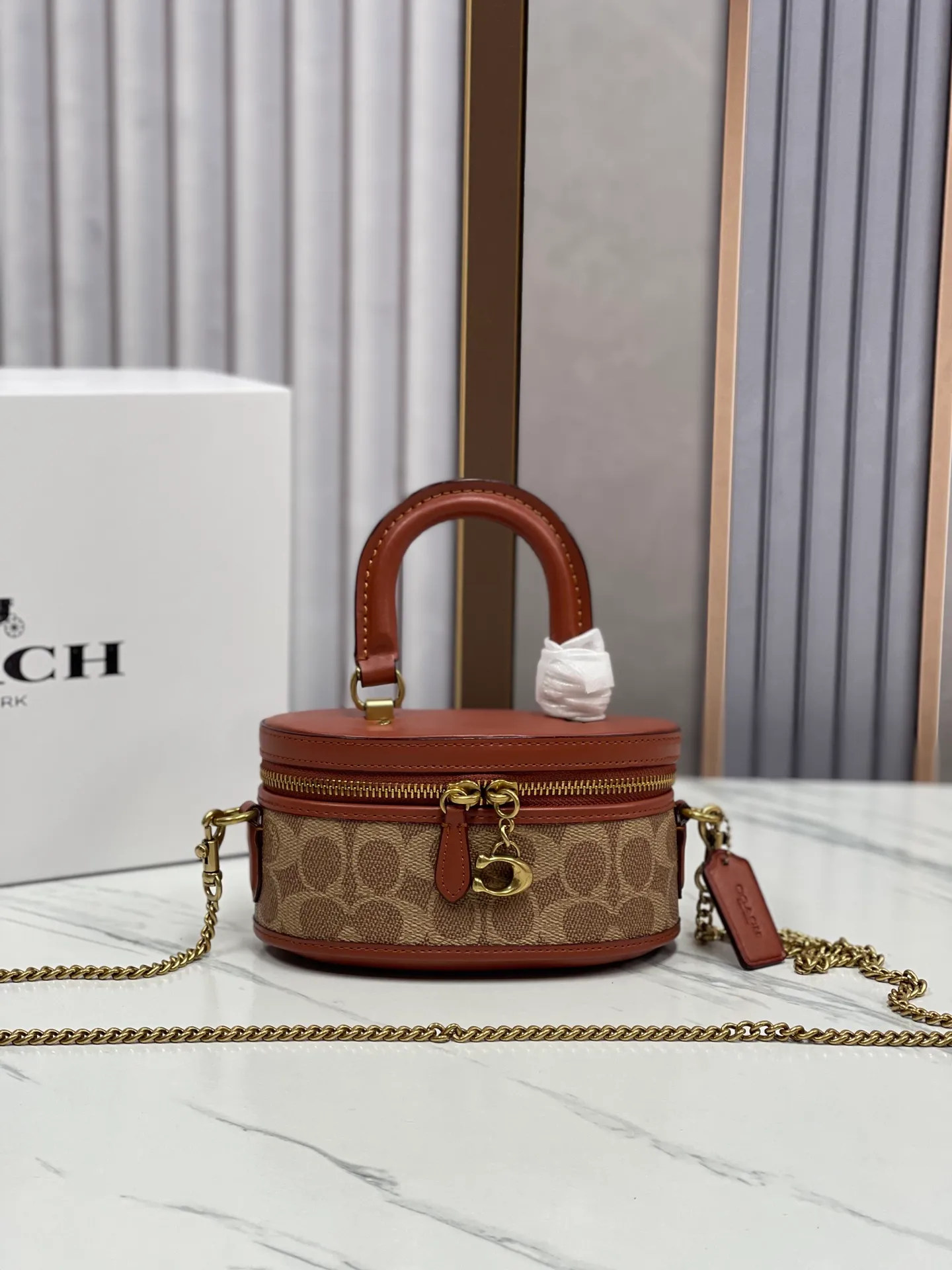 P400🐶Coach new box bag version 2.0. New cosmetic bag/chain shoulder crossbody bag💕Model CT876/CT877. Designers who listened to the advice, want a box bag that can hold mobile phones, here comes the new model in June that can accommodate pro-sized mobile phone lipstick air cushion powder, not to mention 💕size 17CM
