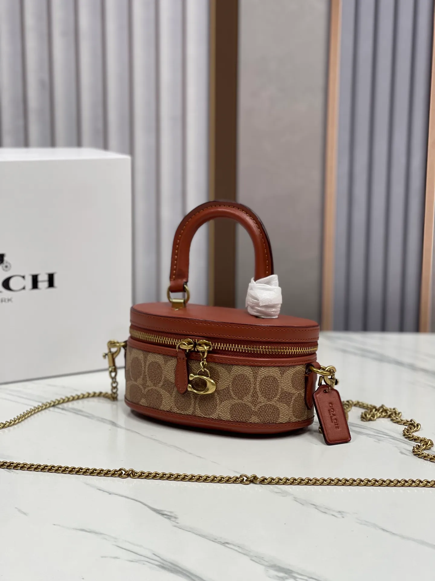 P400🐶Coach new box bag version 2.0. New cosmetic bag/chain shoulder crossbody bag💕Model CT876/CT877. Designers who listened to the advice, want a box bag that can hold mobile phones, here comes the new model in June that can accommodate pro-sized mobile phone lipstick air cushion powder, not to mention 💕size 17CM