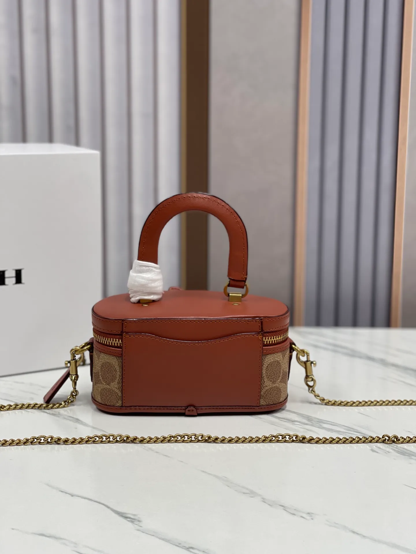 P400🐶Coach new box bag version 2.0. New cosmetic bag/chain shoulder crossbody bag💕Model CT876/CT877. Designers who listened to the advice, want a box bag that can hold mobile phones, here comes the new model in June that can accommodate pro-sized mobile phone lipstick air cushion powder, not to mention 💕size 17CM