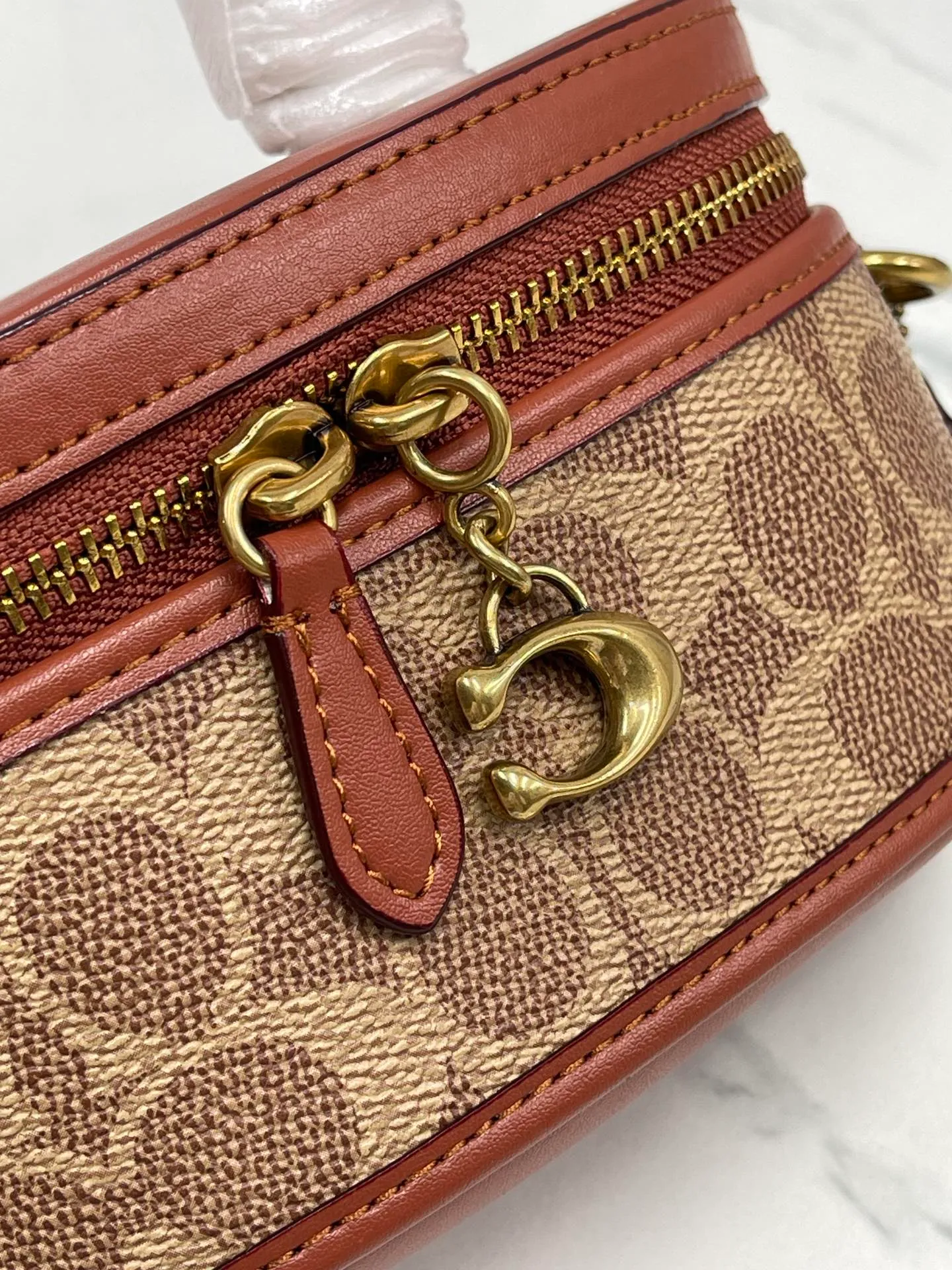 P400🐶Coach new box bag version 2.0. New cosmetic bag/chain shoulder crossbody bag💕Model CT876/CT877. Designers who listened to the advice, want a box bag that can hold mobile phones, here comes the new model in June that can accommodate pro-sized mobile phone lipstick air cushion powder, not to mention 💕size 17CM