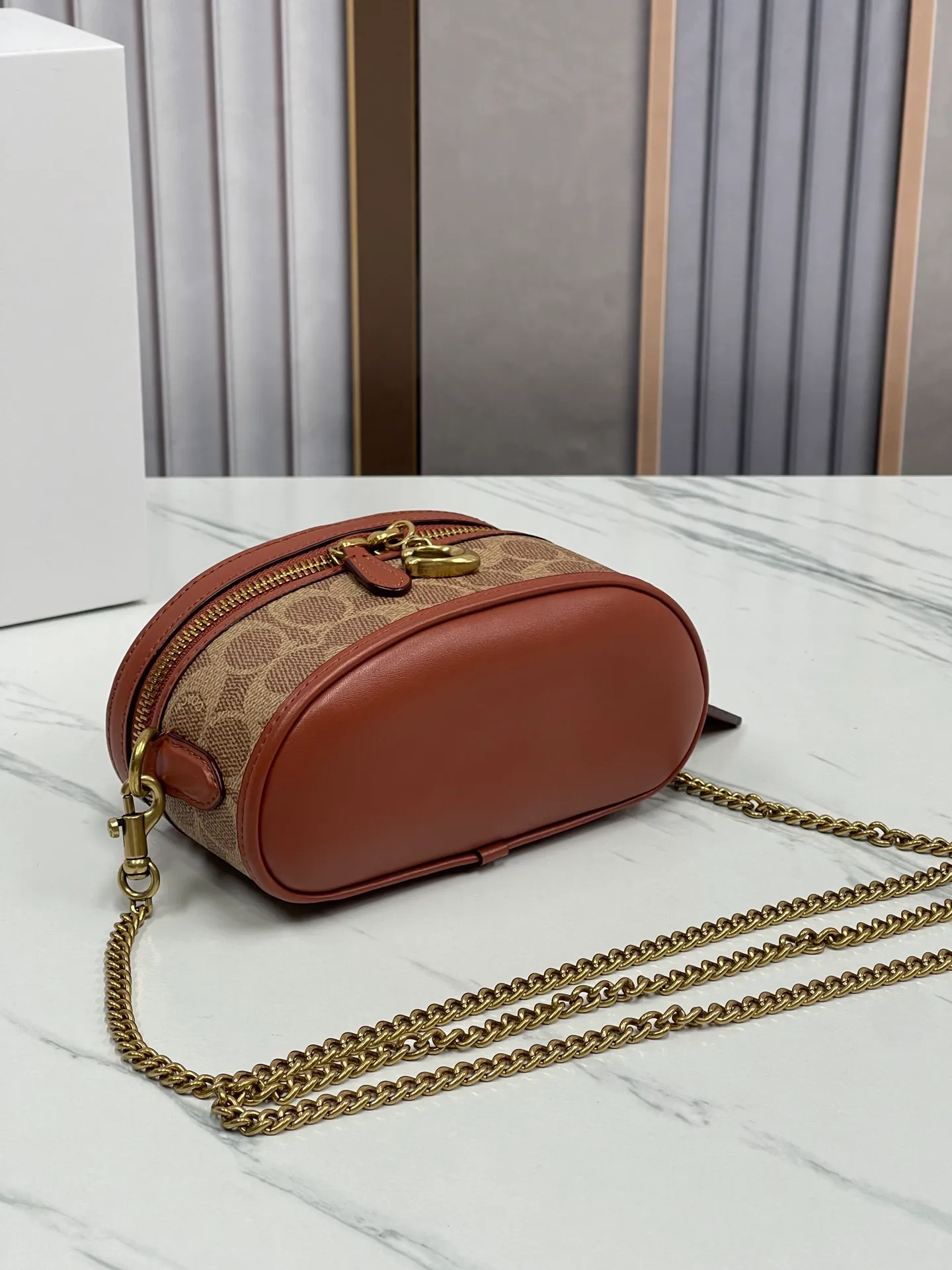 P400🐶Coach new box bag version 2.0. New cosmetic bag/chain shoulder crossbody bag💕Model CT876/CT877. Designers who listened to the advice, want a box bag that can hold mobile phones, here comes the new model in June that can accommodate pro-sized mobile phone lipstick air cushion powder, not to mention 💕size 17CM