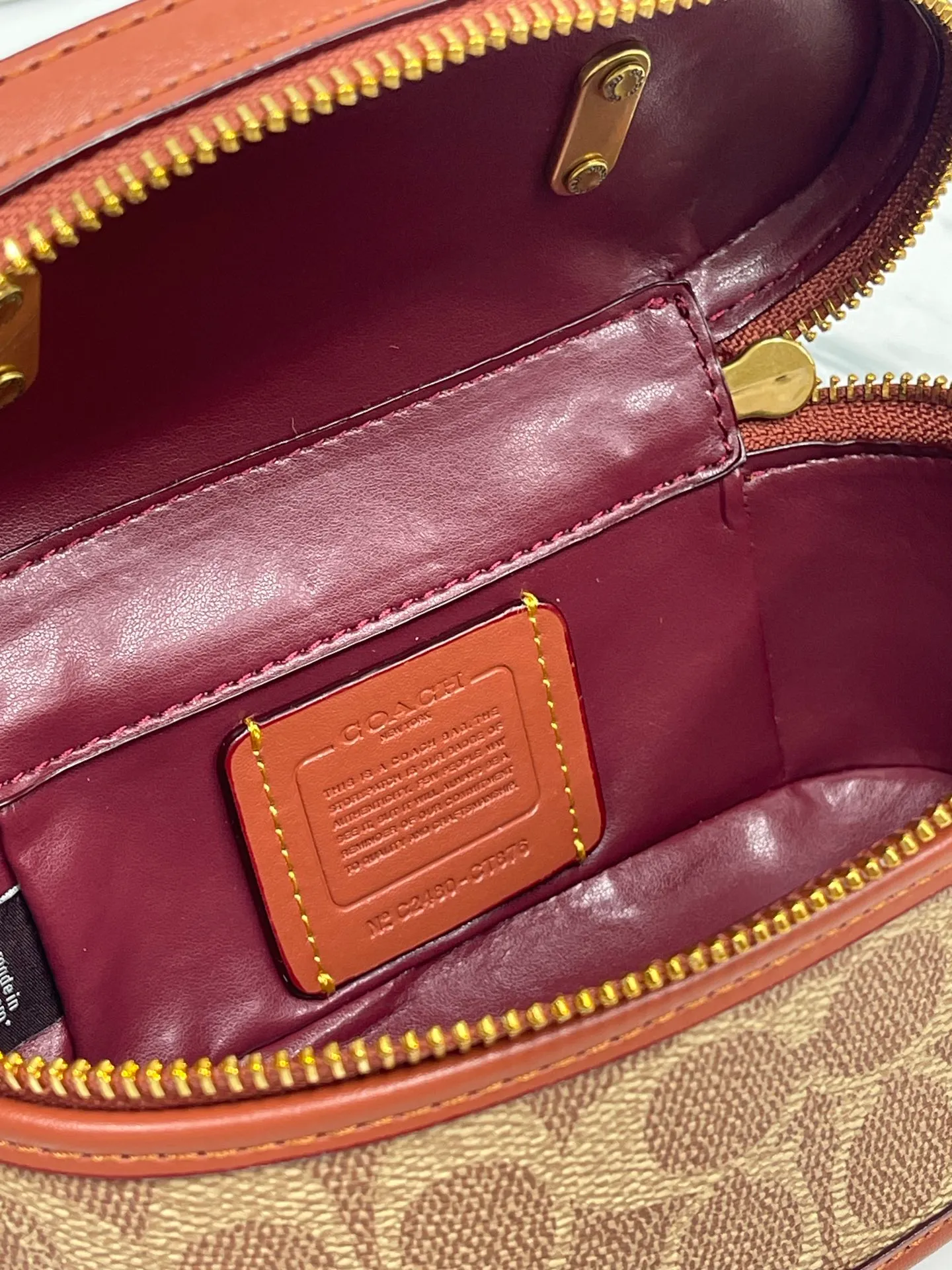 P400🐶Coach new box bag version 2.0. New cosmetic bag/chain shoulder crossbody bag💕Model CT876/CT877. Designers who listened to the advice, want a box bag that can hold mobile phones, here comes the new model in June that can accommodate pro-sized mobile phone lipstick air cushion powder, not to mention 💕size 17CM
