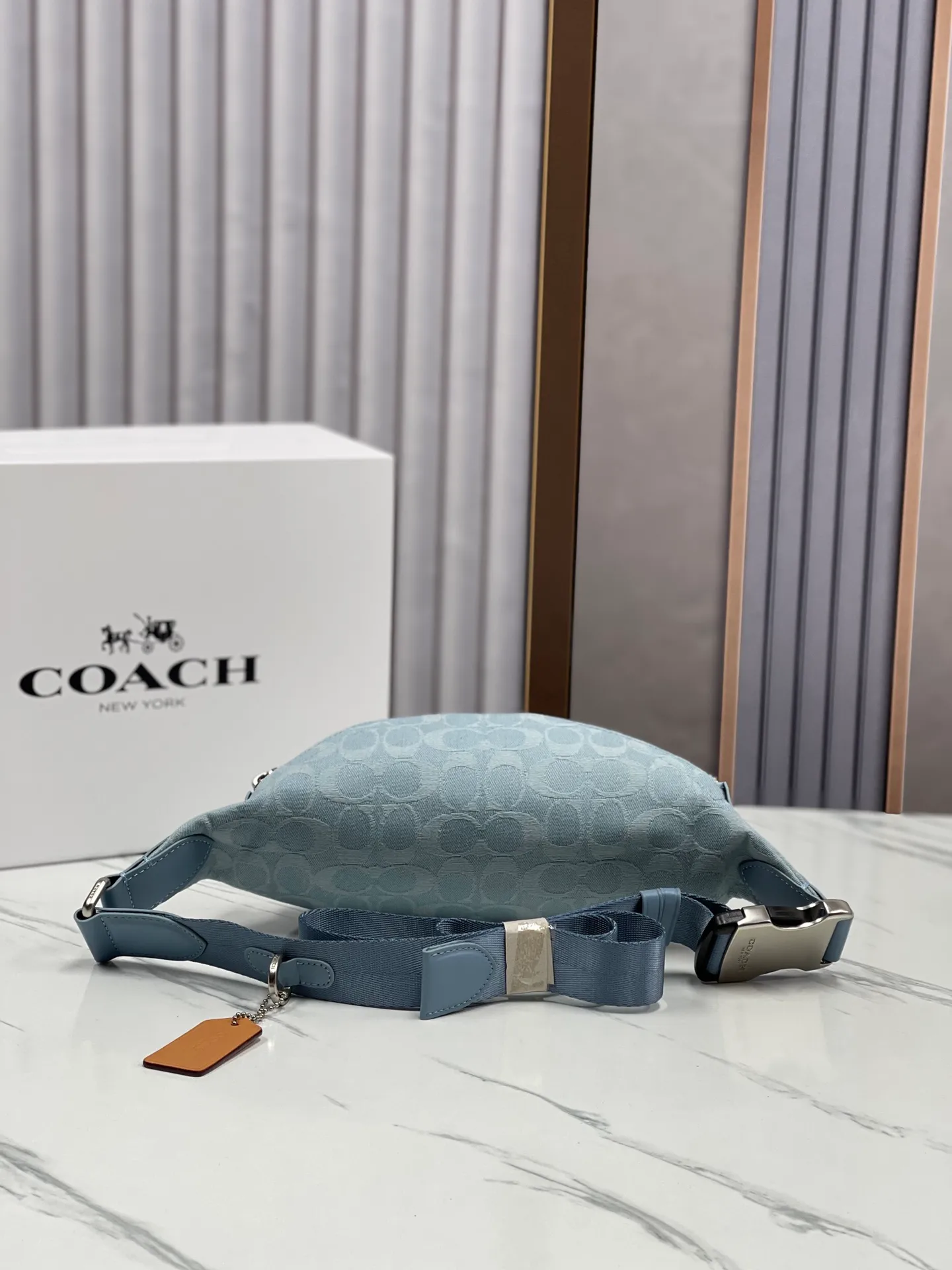 Batch 400💰Coach/Coach’s new denim waist bag, model number: CJ825 Pillow Madison women’s waist bag, super popular summer color with retro denim elements, new interpretation of Soft Tabby’s versatile charm, a wonderful collision of denim black and dark blue colors, very dazzling with any clothes, giving people a lazy and comfortable style, size: 34.14.7.