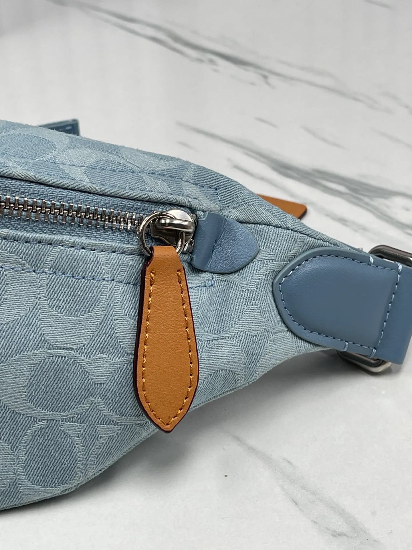 Batch 400💰Coach/Coach’s new denim waist bag, model number: CJ825 Pillow Madison women’s waist bag, super popular summer color with retro denim elements, new interpretation of Soft Tabby’s versatile charm, a wonderful collision of denim black and dark blue colors, very dazzling with any clothes, giving people a lazy and comfortable style, size: 34.14.7.