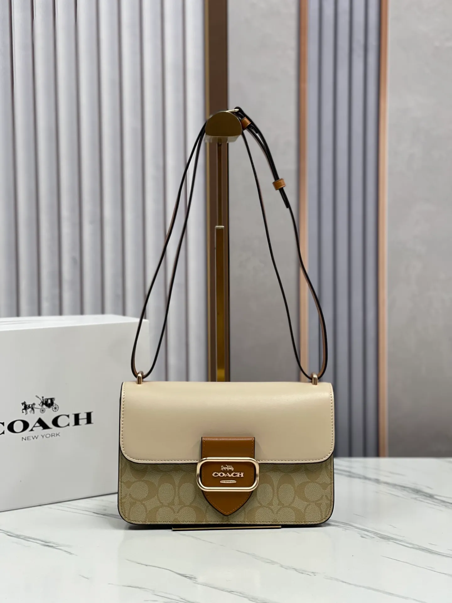 Top original order batch 480💰coach/Coach new model New product model CR331 Morgan series is here. It is a must-have for gift giving. Exquisite, compact and playful on the upper body. Wear-resistant and scratch-resistant. The built-in compartment can accommodate a variety of personal belongings. Girls don’t have to worry about their belongings when going out. The shoulder strap can be adjusted diagonally or on one shoulder. Super practical. Size 25X16X7.5