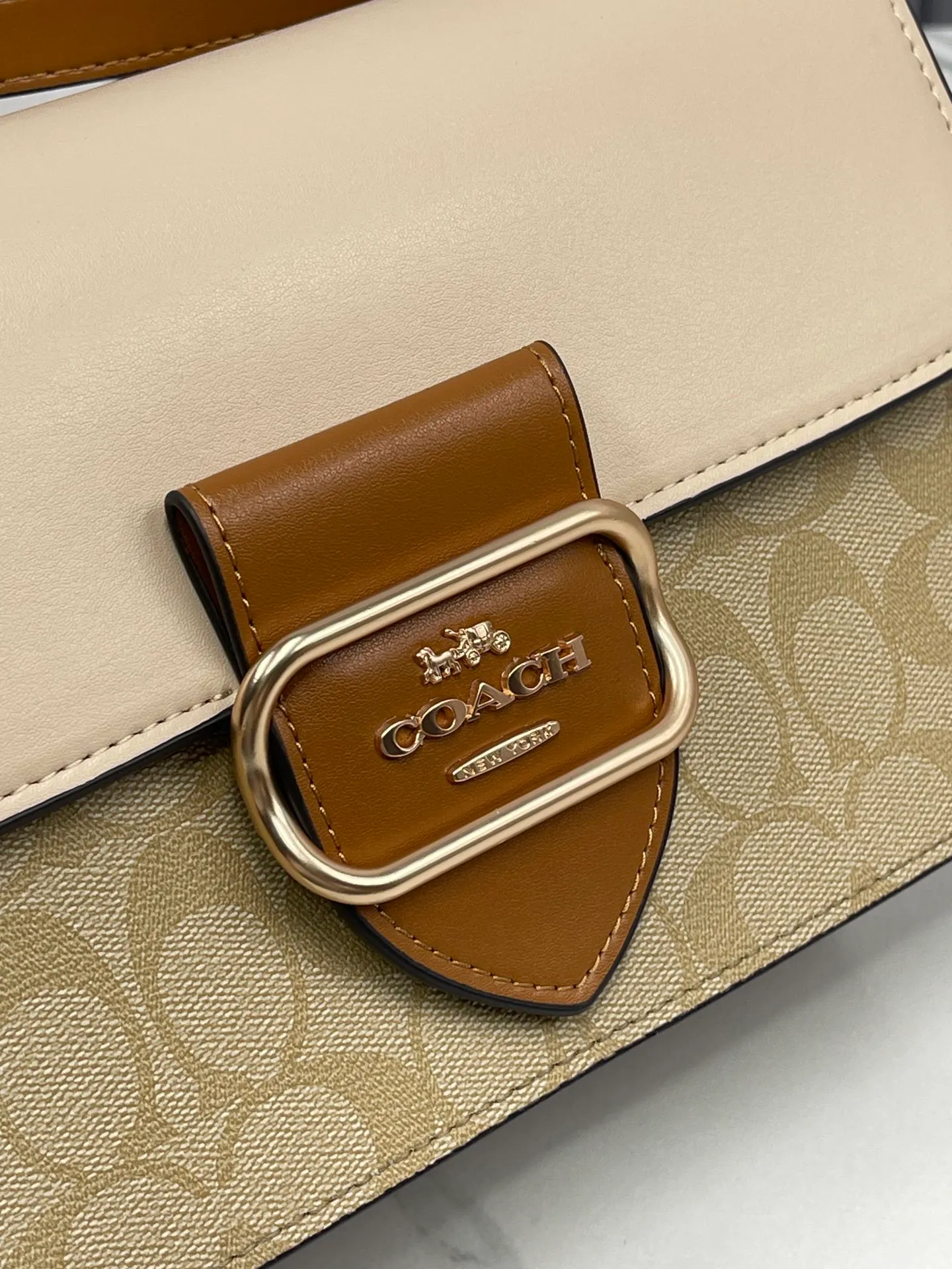 Top original order batch 480💰coach/Coach new model New product model CR331 Morgan series is here. It is a must-have for gift giving. Exquisite, compact and playful on the upper body. Wear-resistant and scratch-resistant. The built-in compartment can accommodate a variety of personal belongings. Girls don’t have to worry about their belongings when going out. The shoulder strap can be adjusted diagonally or on one shoulder. Super practical. Size 25X16X7.5