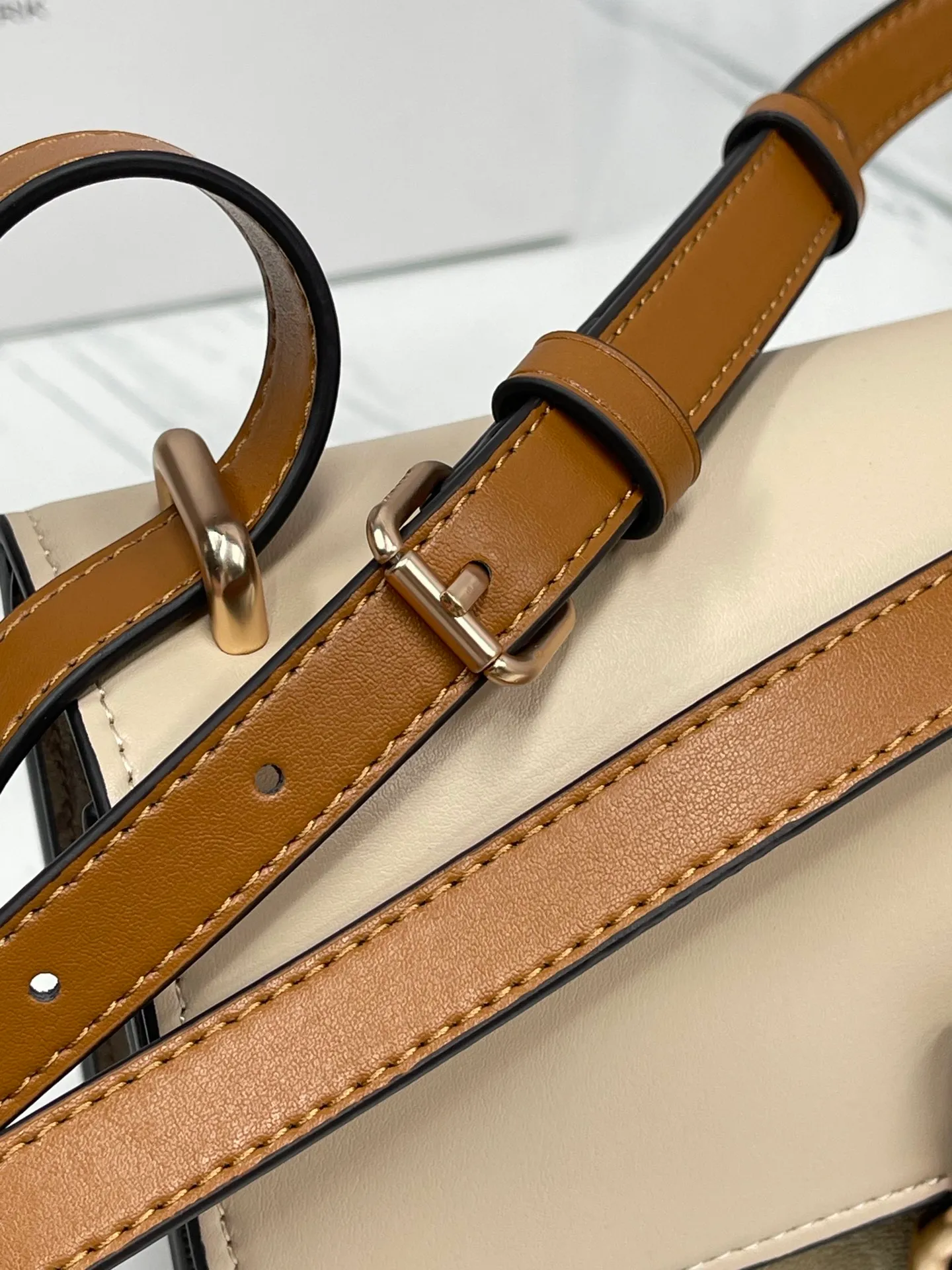 Top original order batch 480💰coach/Coach new model New product model CR331 Morgan series is here. It is a must-have for gift giving. Exquisite, compact and playful on the upper body. Wear-resistant and scratch-resistant. The built-in compartment can accommodate a variety of personal belongings. Girls don’t have to worry about their belongings when going out. The shoulder strap can be adjusted diagonally or on one shoulder. Super practical. Size 25X16X7.5