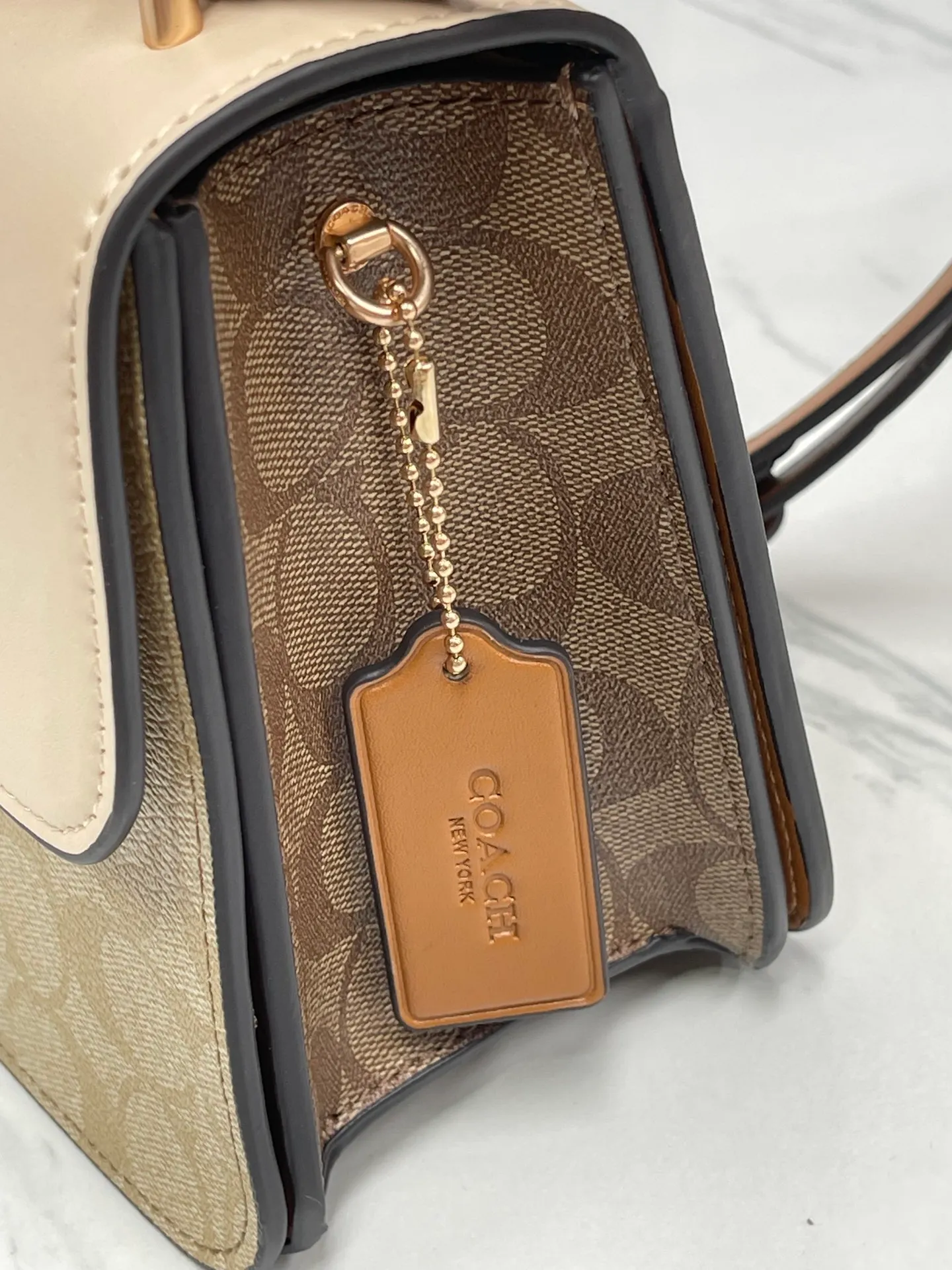 Top original order batch 480💰coach/Coach new model New product model CR331 Morgan series is here. It is a must-have for gift giving. Exquisite, compact and playful on the upper body. Wear-resistant and scratch-resistant. The built-in compartment can accommodate a variety of personal belongings. Girls don’t have to worry about their belongings when going out. The shoulder strap can be adjusted diagonally or on one shoulder. Super practical. Size 25X16X7.5