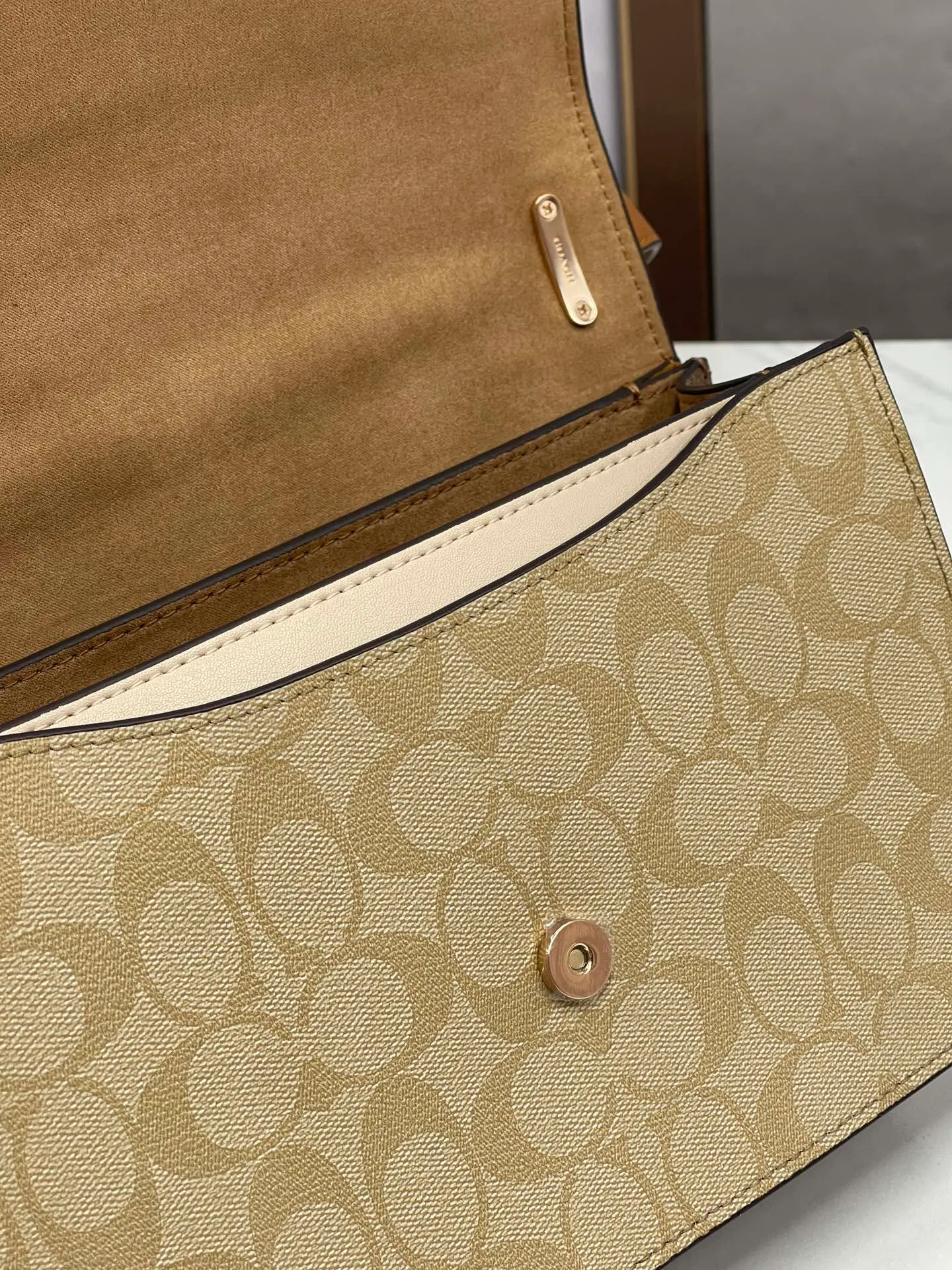 Top original order batch 480💰coach/Coach new model New product model CR331 Morgan series is here. It is a must-have for gift giving. Exquisite, compact and playful on the upper body. Wear-resistant and scratch-resistant. The built-in compartment can accommodate a variety of personal belongings. Girls don’t have to worry about their belongings when going out. The shoulder strap can be adjusted diagonally or on one shoulder. Super practical. Size 25X16X7.5