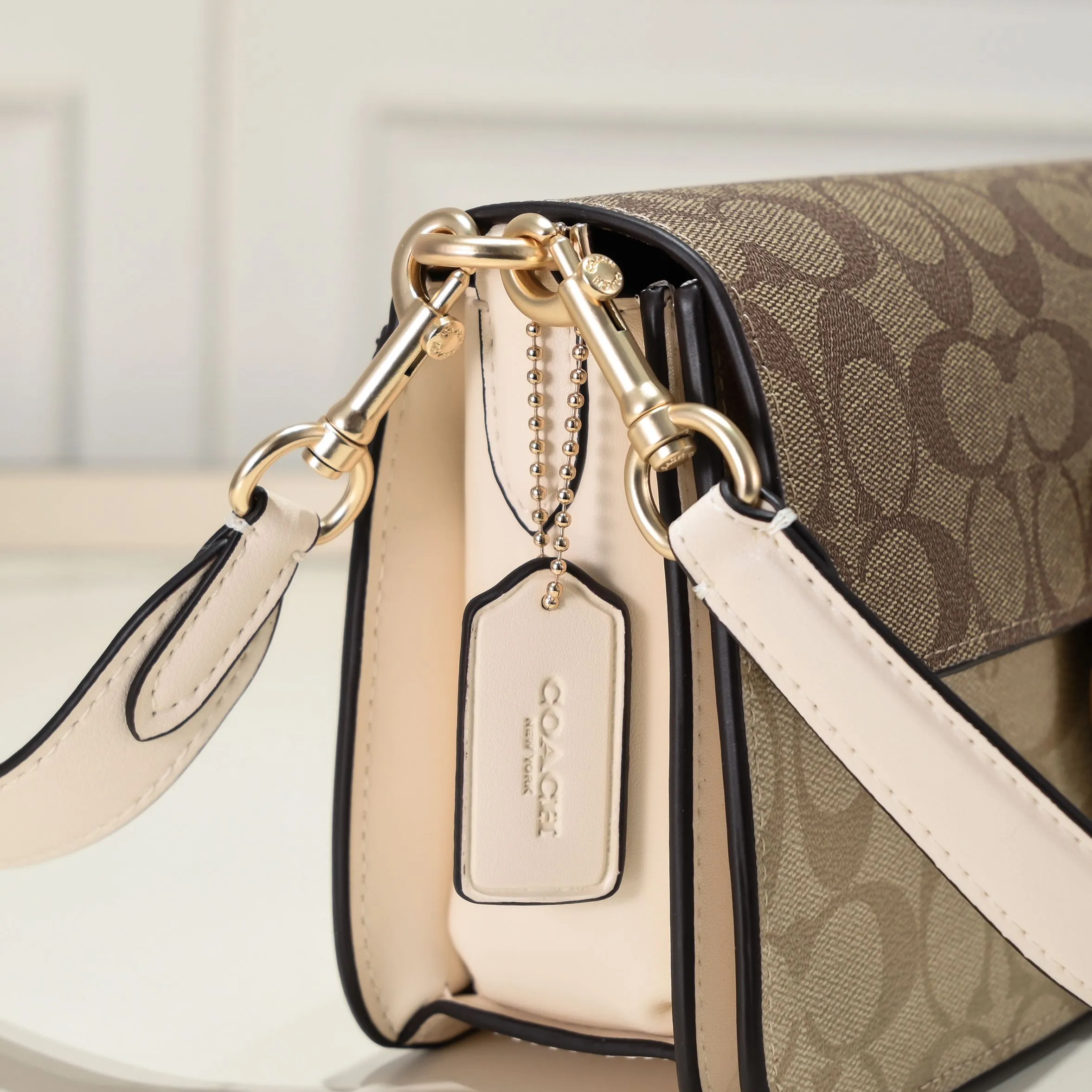 The new COACH MORGAN classic one-shoulder cross-body armpit bag CH506 milk tea splicing design ~ two different shades of presbyopic fabrics, exquisite and layered, elegant and generous ~ visually very harmonious and versatile! Size:26.5*6.5*14cm