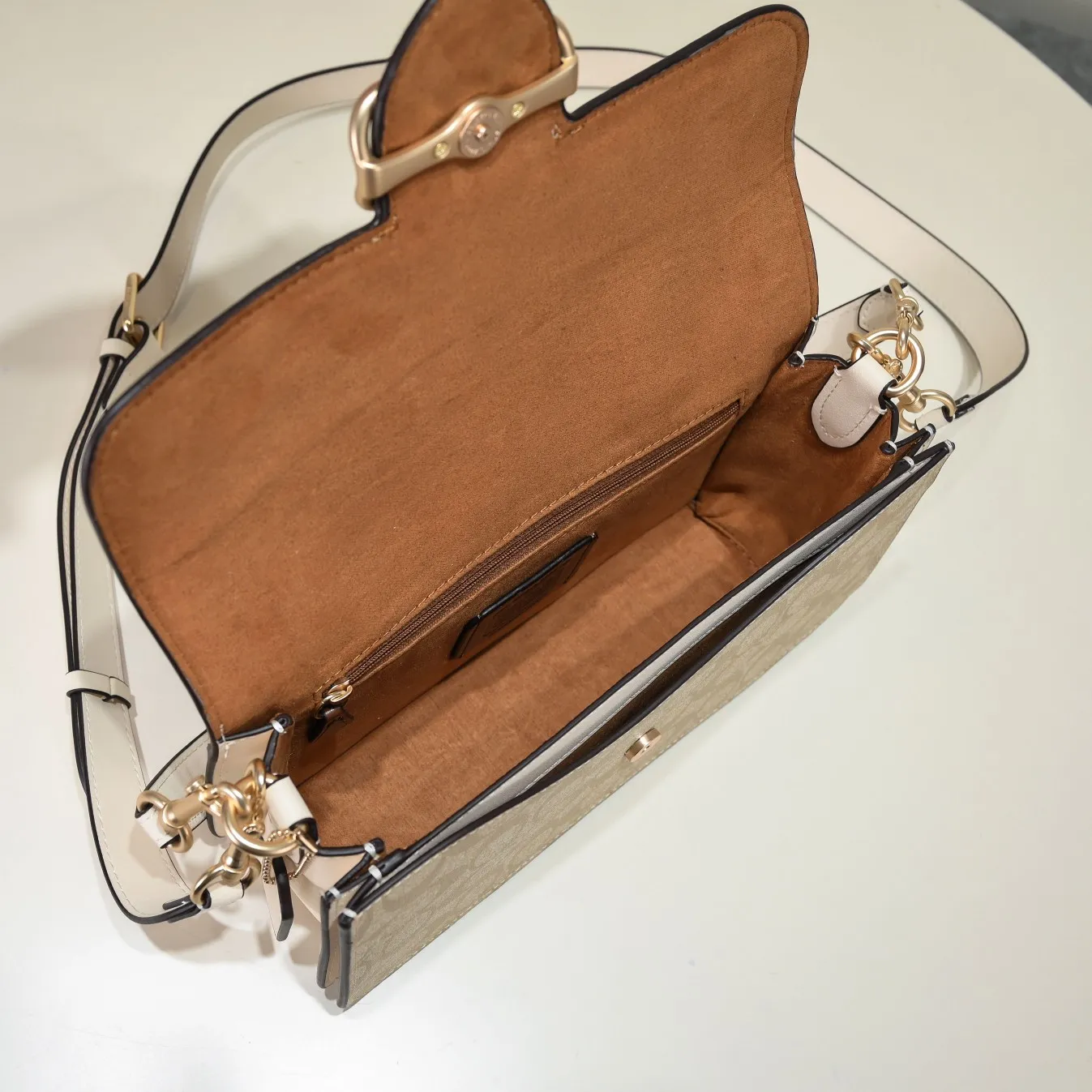 The new COACH MORGAN classic one-shoulder cross-body armpit bag CH506 milk tea splicing design ~ two different shades of presbyopic fabrics, exquisite and layered, elegant and generous ~ visually very harmonious and versatile! Size:26.5*6.5*14cm