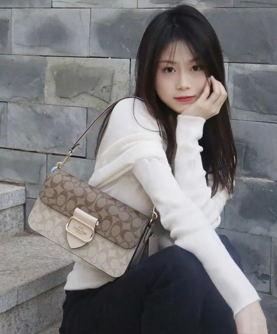 The new COACH MORGAN classic one-shoulder cross-body armpit bag CH506 milk tea splicing design ~ two different shades of presbyopic fabrics, exquisite and layered, elegant and generous ~ visually very harmonious and versatile! Size:26.5*6.5*14cm
