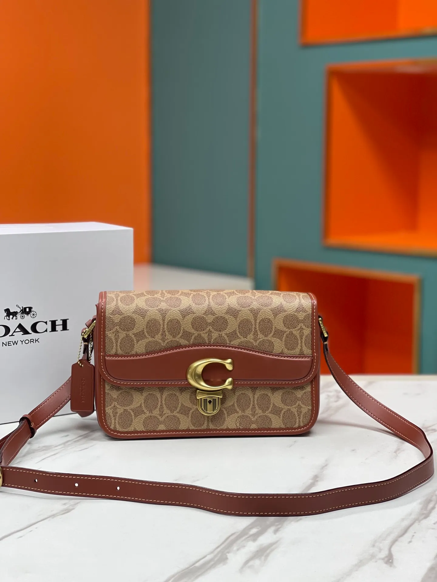 💰500💰coach/Coach new model number: C6639 The new Studio show is here~ The vintage Ford distressed hardware C is eye-catching on the entire bag. The design of the C buckle this time is different from the previous ones. It has a latch structure and a small key🔑 The classic yet stylish caramel color is so correct. Size: 24*17*9