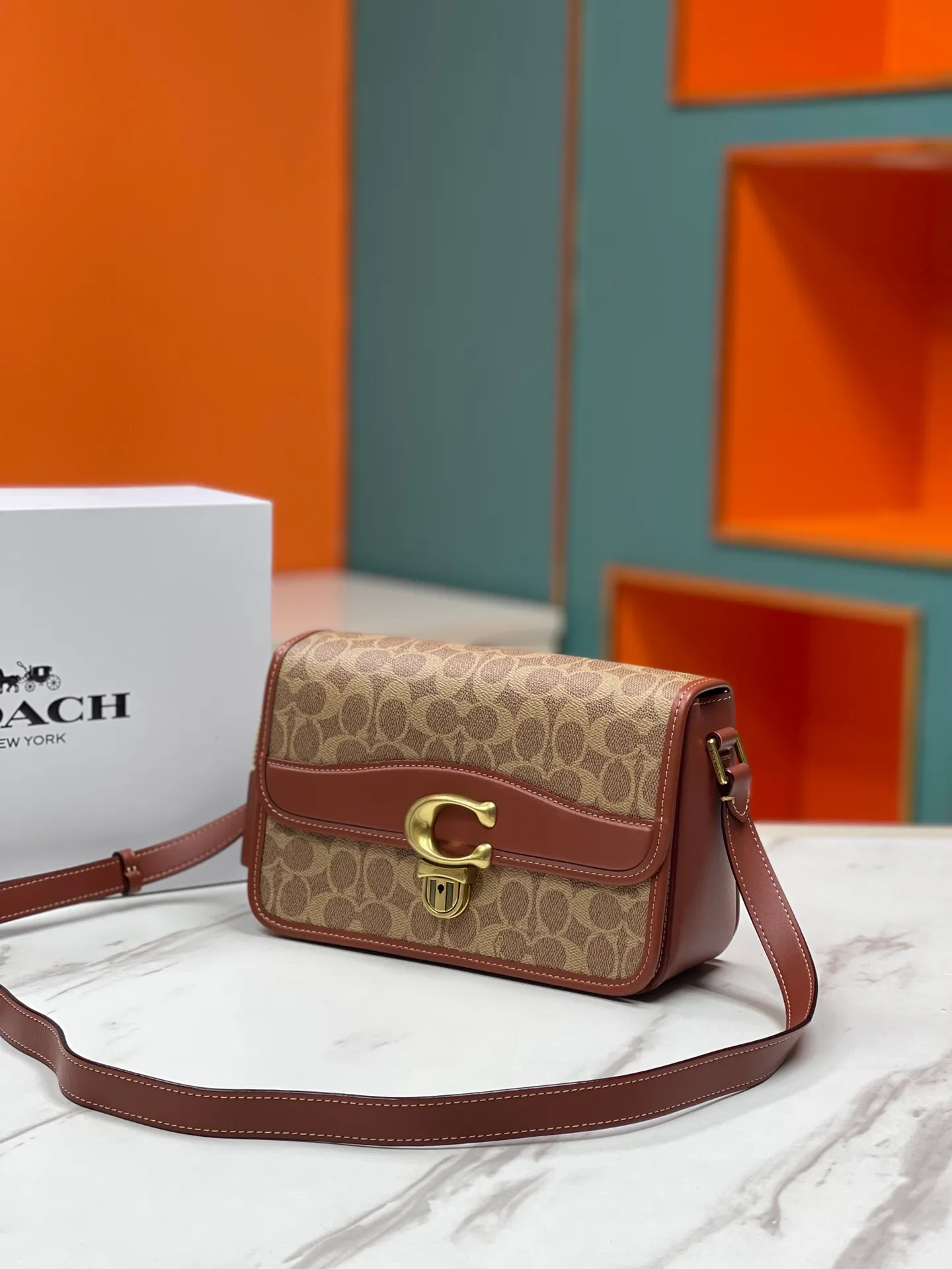 💰500💰coach/Coach new model number: C6639 The new Studio show is here~ The vintage Ford distressed hardware C is eye-catching on the entire bag. The design of the C buckle this time is different from the previous ones. It has a latch structure and a small key🔑 The classic yet stylish caramel color is so correct. Size: 24*17*9