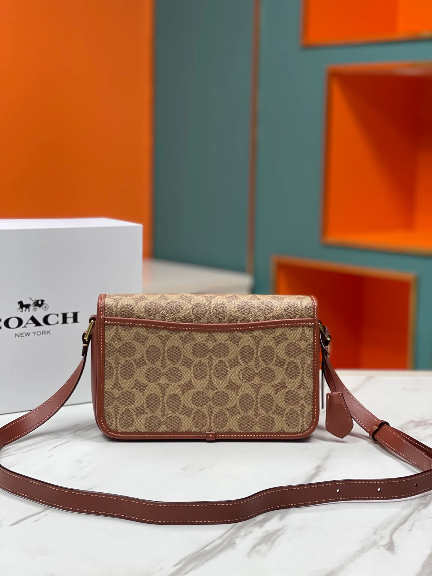 💰500💰coach/Coach new model number: C6639 The new Studio show is here~ The vintage Ford distressed hardware C is eye-catching on the entire bag. The design of the C buckle this time is different from the previous ones. It has a latch structure and a small key🔑 The classic yet stylish caramel color is so correct. Size: 24*17*9