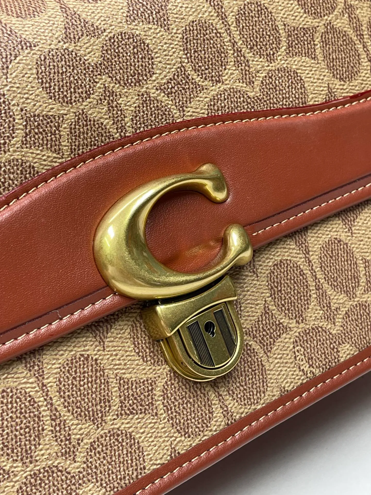 💰500💰coach/Coach new model number: C6639 The new Studio show is here~ The vintage Ford distressed hardware C is eye-catching on the entire bag. The design of the C buckle this time is different from the previous ones. It has a latch structure and a small key🔑 The classic yet stylish caramel color is so correct. Size: 24*17*9