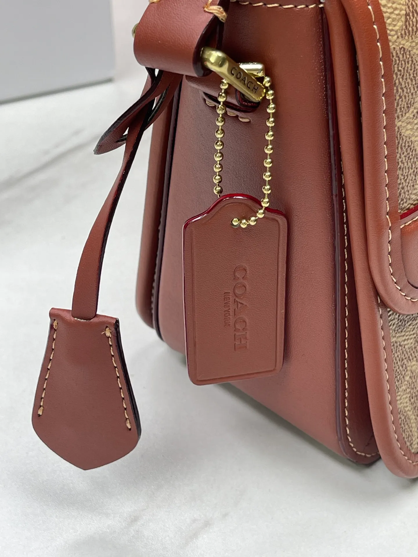 💰500💰coach/Coach new model number: C6639 The new Studio show is here~ The vintage Ford distressed hardware C is eye-catching on the entire bag. The design of the C buckle this time is different from the previous ones. It has a latch structure and a small key🔑 The classic yet stylish caramel color is so correct. Size: 24*17*9