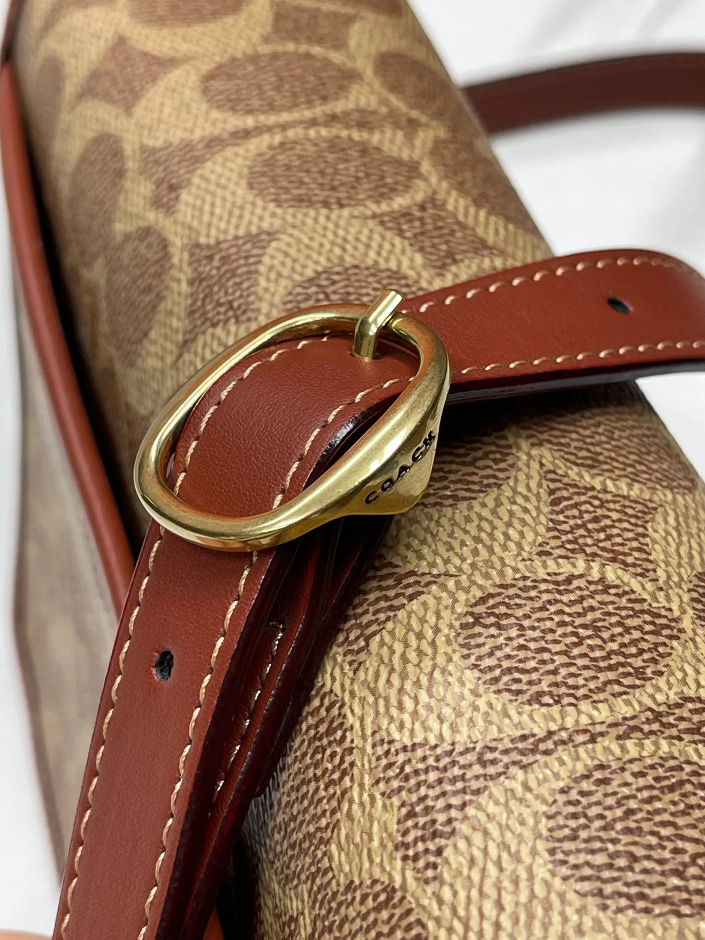 💰500💰coach/Coach new model number: C6639 The new Studio show is here~ The vintage Ford distressed hardware C is eye-catching on the entire bag. The design of the C buckle this time is different from the previous ones. It has a latch structure and a small key🔑 The classic yet stylish caramel color is so correct. Size: 24*17*9