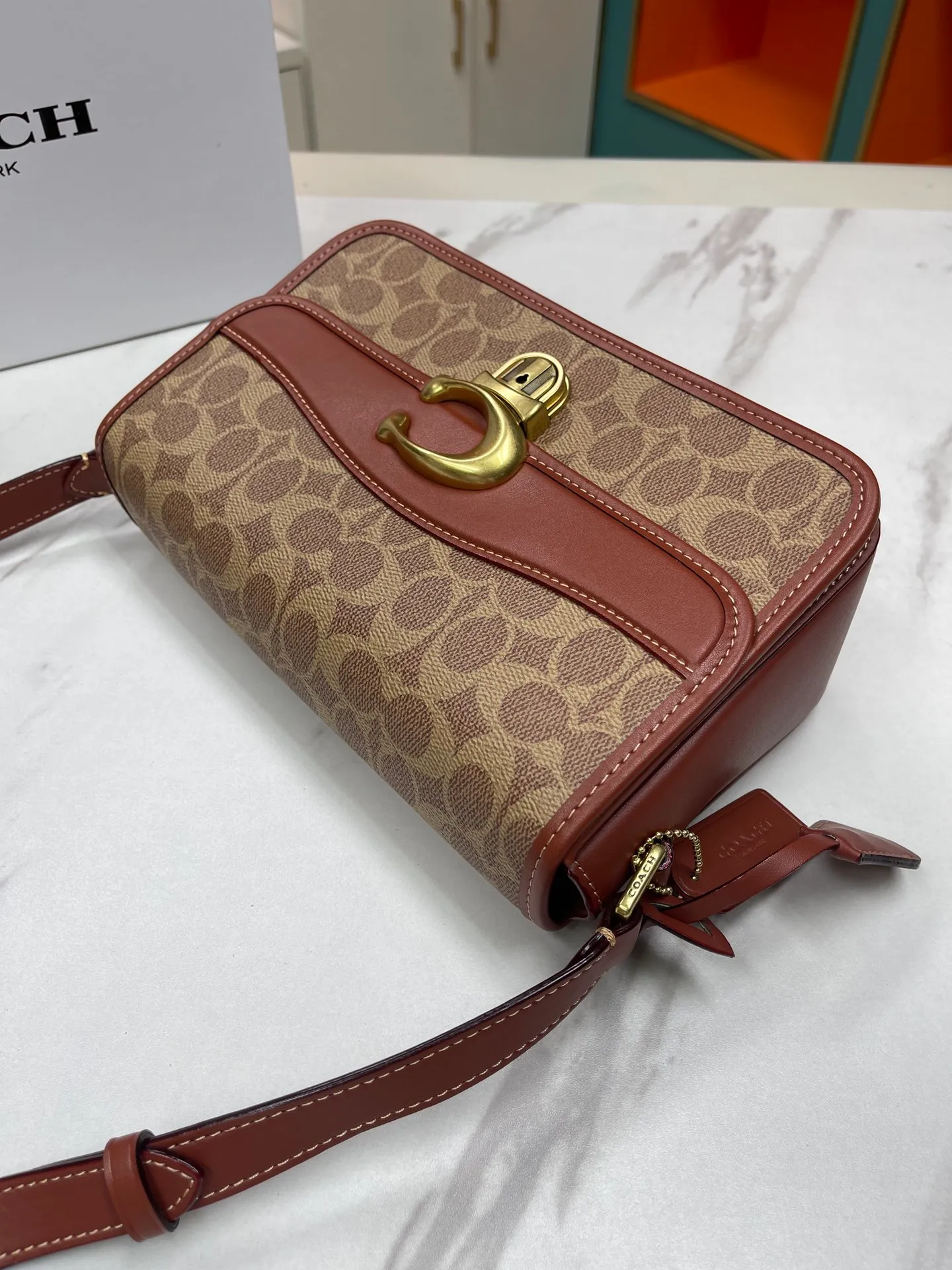 💰500💰coach/Coach new model number: C6639 The new Studio show is here~ The vintage Ford distressed hardware C is eye-catching on the entire bag. The design of the C buckle this time is different from the previous ones. It has a latch structure and a small key🔑 The classic yet stylish caramel color is so correct. Size: 24*17*9