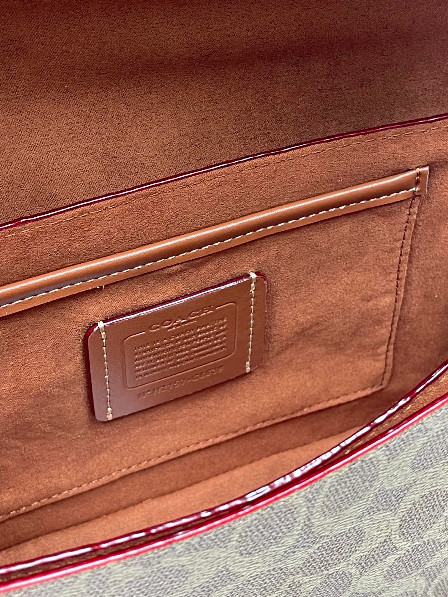 💰500💰coach/Coach new model number: C6639 The new Studio show is here~ The vintage Ford distressed hardware C is eye-catching on the entire bag. The design of the C buckle this time is different from the previous ones. It has a latch structure and a small key🔑 The classic yet stylish caramel color is so correct. Size: 24*17*9