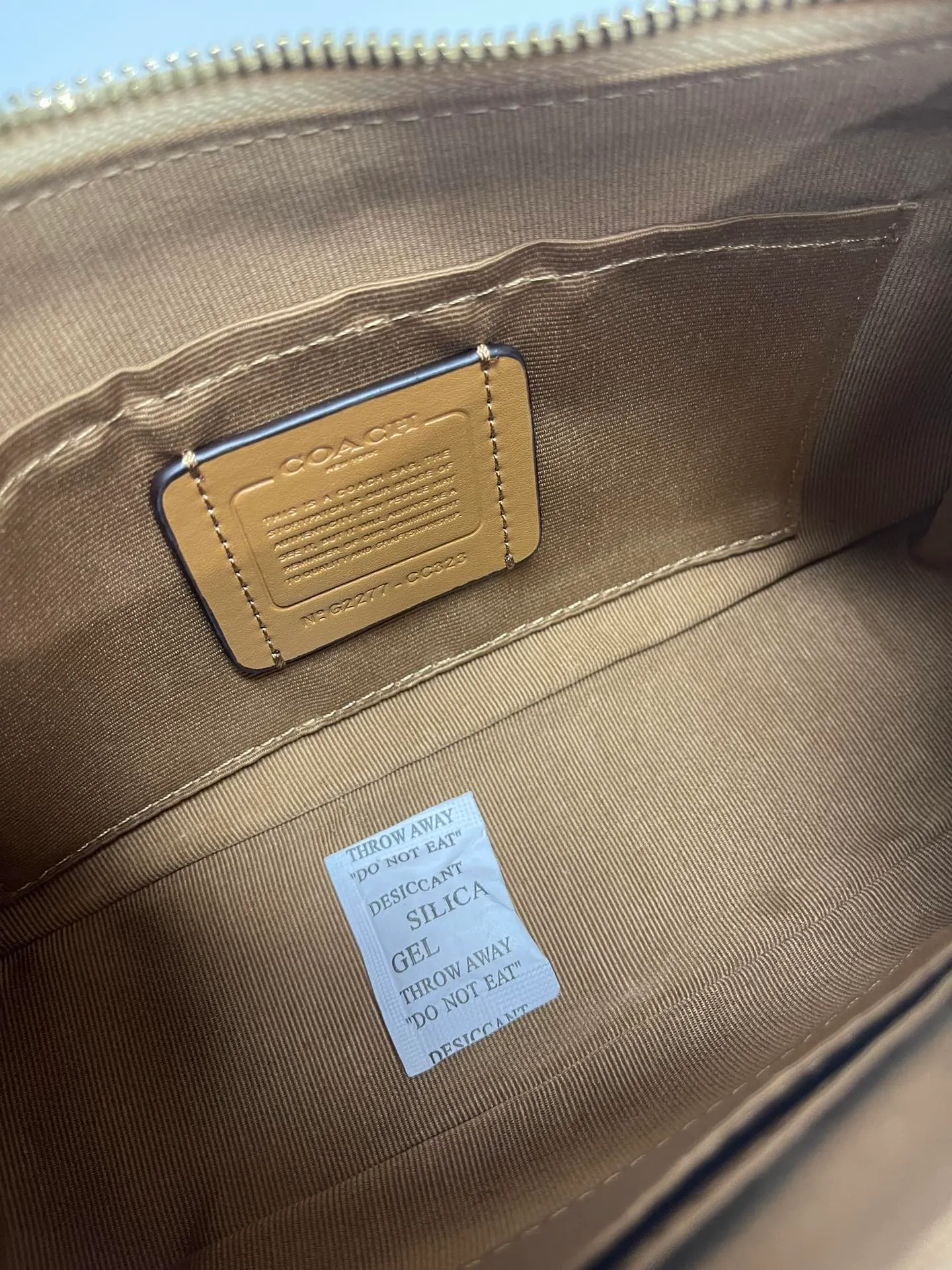 Top original order batch 380💰coach/Coach new armpit bag new model in stock. Model 548, 209, 173. C's Outlet women's bag color-blocked TERI shoulder bag. . DETAILS details Material: cow leather 2 credit card slots Built-in multi-function pocket Top zipper closure, fabric lining Detachable handle with vertical length of 21cm Detachable shoulder strap with vertical length of 58cm, can be used for shoulder or crossbody Dimensions: 24.5cm (length) × 15.5cm (height) 7.5cm (width),