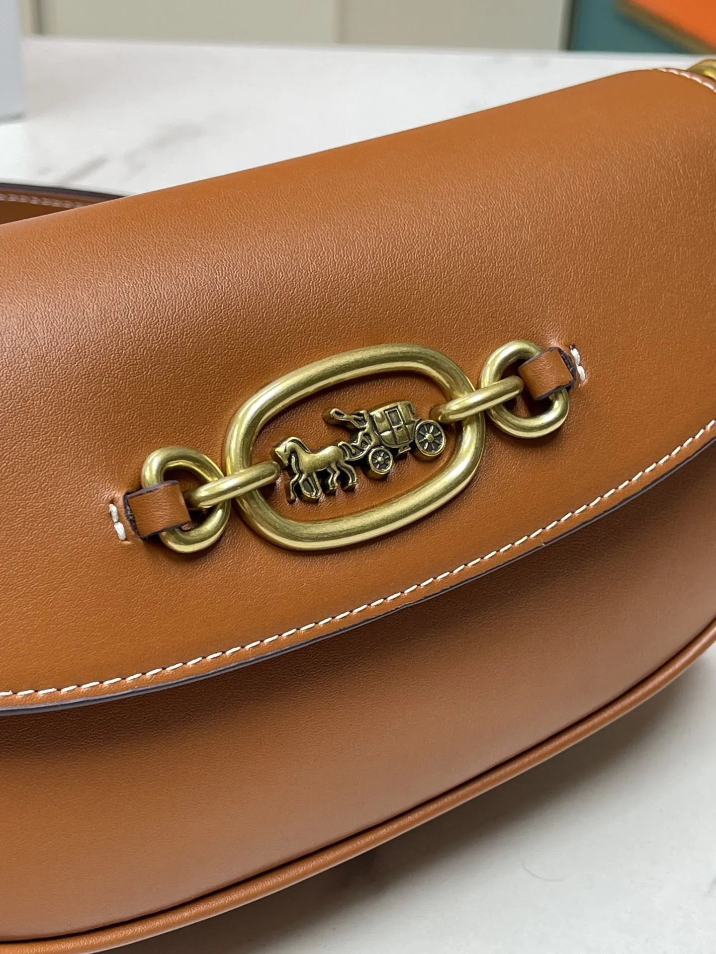Top original order batch 440💰coach/Coach new women's saddle bag CM702 single shoulder crossbody handbag HARLEY23 retro lock bag armpit bag size: 22*13*5