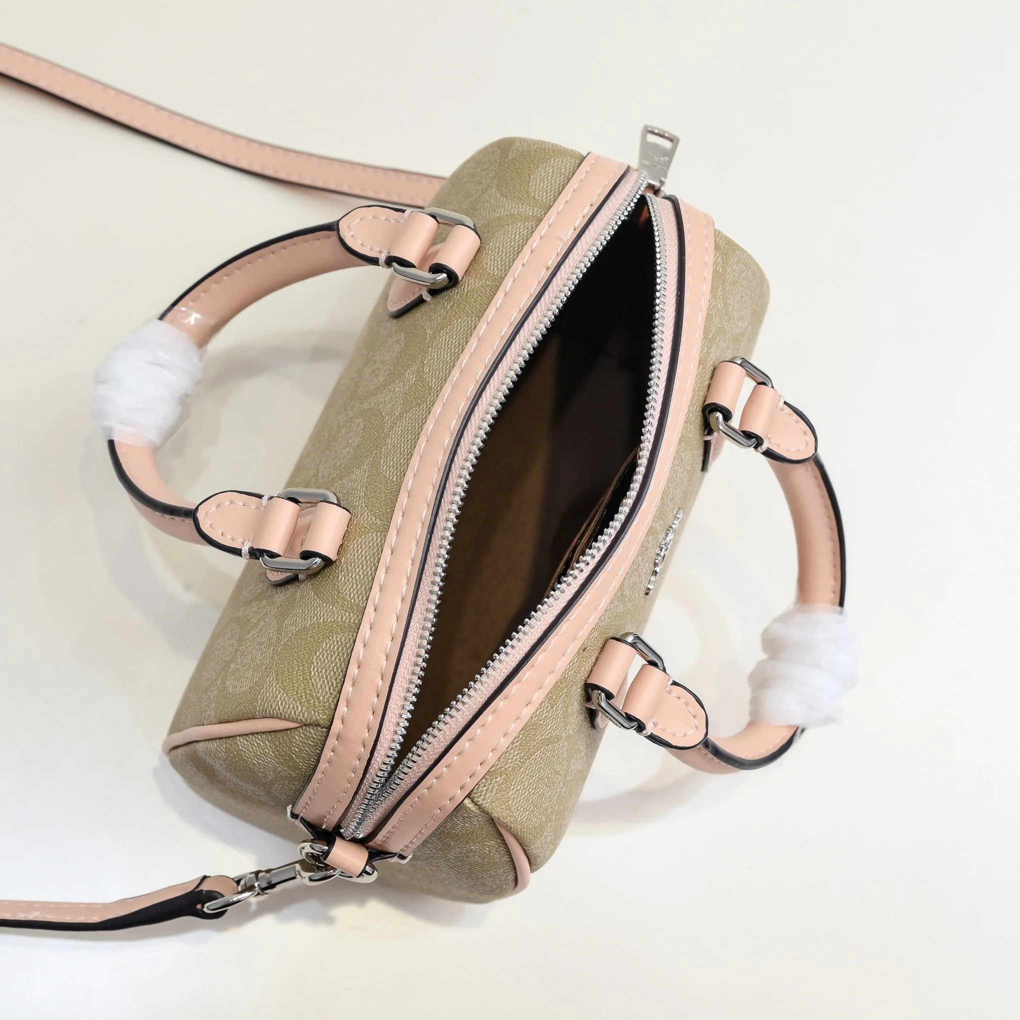 P340 [Top original order] The new Coach small size Boston CH469 is so beautiful and exquisite! Moreover, the Boston bag shape is particularly versatile! The presbyopic color-blocking design is classic and eye-catching! Size:17.5*12*10cm