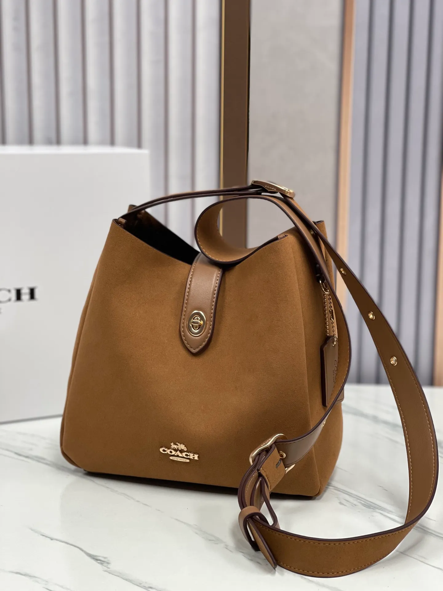 P400💰Coach’s October new product Hadley is simply amazing. Classic C print, fashionable and versatile. Whether it is carried on the shoulder or cross-body, you can easily control various styles. How can you miss such a good product? Hadley shoulder bag with deerskin model number: CW002 CW003 CW004 size: 25-22-8cm