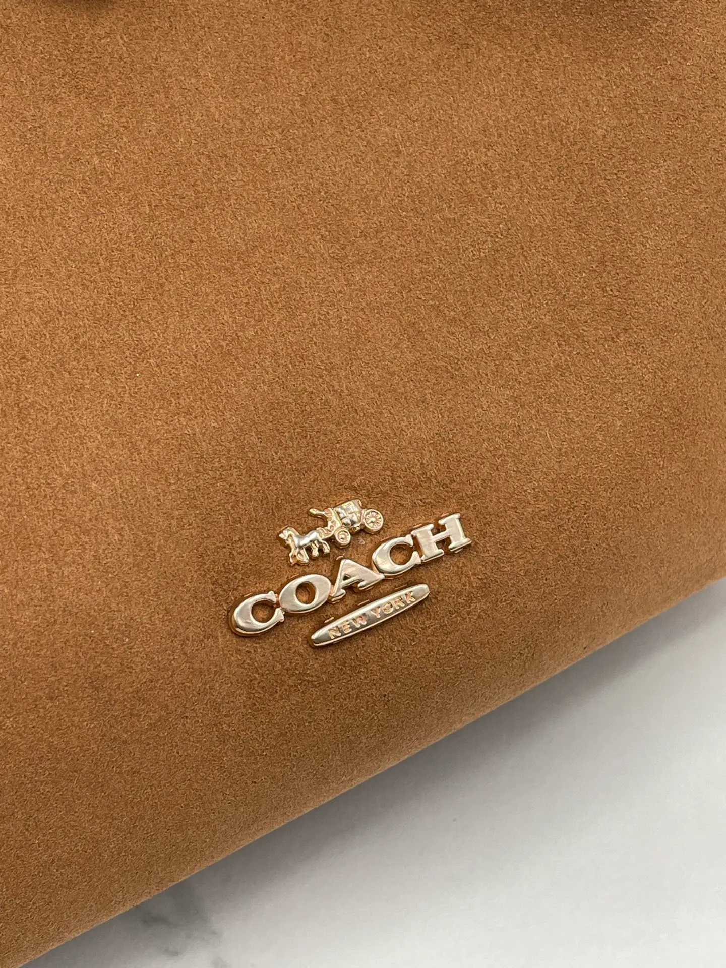 P400💰Coach’s October new product Hadley is simply amazing. Classic C print, fashionable and versatile. Whether it is carried on the shoulder or cross-body, you can easily control various styles. How can you miss such a good product? Hadley shoulder bag with deerskin model number: CW002 CW003 CW004 size: 25-22-8cm
