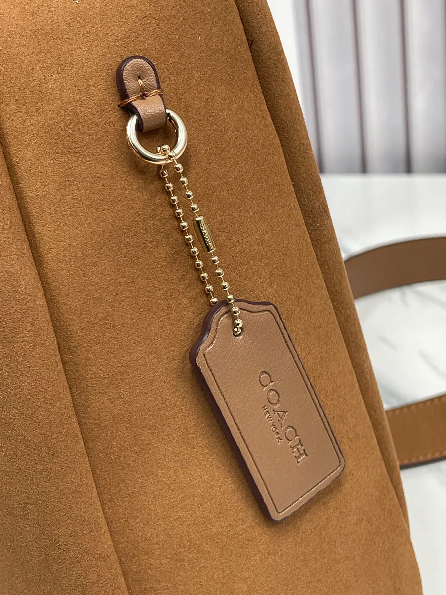 P400💰Coach’s October new product Hadley is simply amazing. Classic C print, fashionable and versatile. Whether it is carried on the shoulder or cross-body, you can easily control various styles. How can you miss such a good product? Hadley shoulder bag with deerskin model number: CW002 CW003 CW004 size: 25-22-8cm