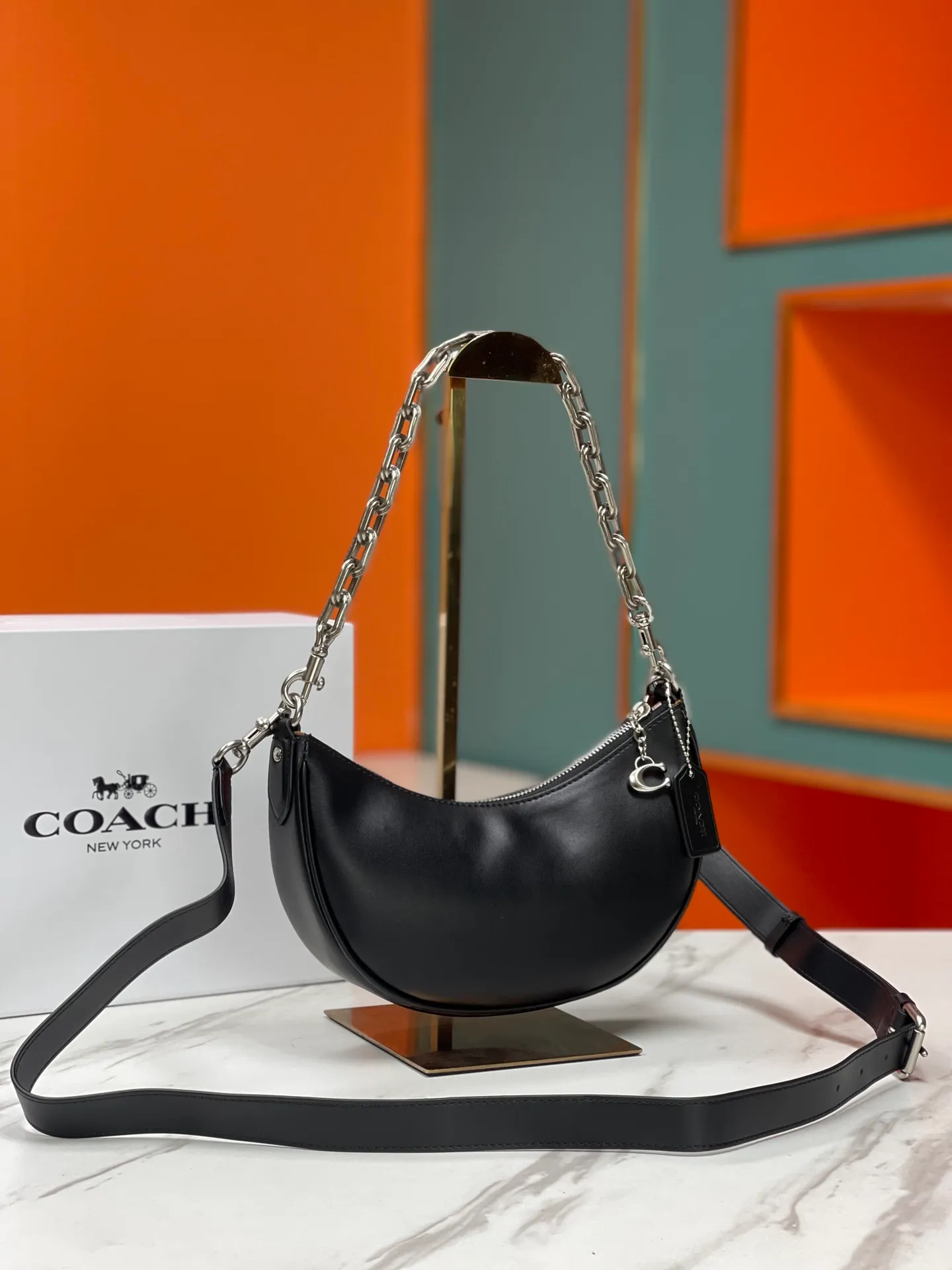 Top original order, batch 460💰Coach new crescent bag Mira model CM583 crescent bag is super popular this year! This bag type needs no further introduction. The shape of Coach's bag is close to a semicircle, the leather is soft, and it is the most comfortable on both sides. You can choose a brass chain with stitching technology, or you can choose a wide shoulder strap, which is labor-saving and stylish. Size 23.5X16X6.5
