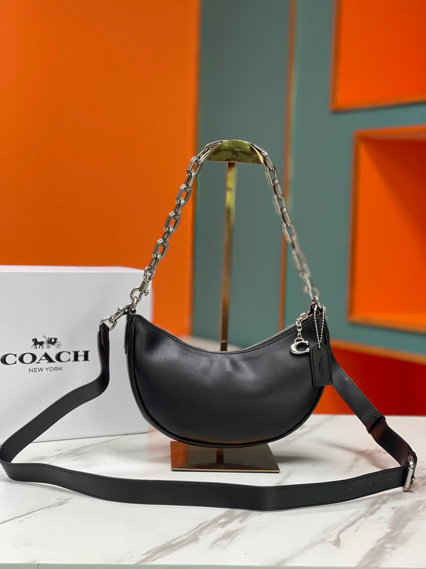 Top original order, batch 460💰Coach new crescent bag Mira model CM583 crescent bag is super popular this year! This bag type needs no further introduction. The shape of Coach's bag is close to a semicircle, the leather is soft, and it is the most comfortable on both sides. You can choose a brass chain with stitching technology, or you can choose a wide shoulder strap, which is labor-saving and stylish. Size 23.5X16X6.5