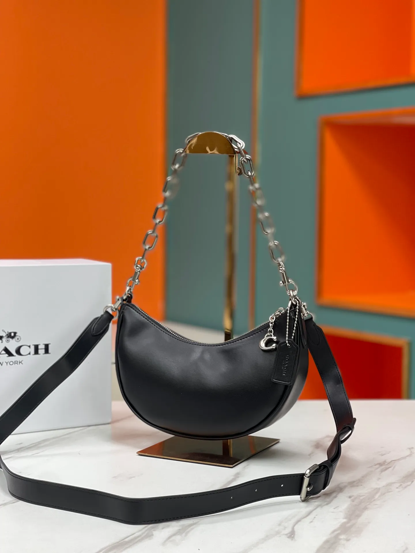 Top original order, batch 460💰Coach new crescent bag Mira model CM583 crescent bag is super popular this year! This bag type needs no further introduction. The shape of Coach's bag is close to a semicircle, the leather is soft, and it is the most comfortable on both sides. You can choose a brass chain with stitching technology, or you can choose a wide shoulder strap, which is labor-saving and stylish. Size 23.5X16X6.5