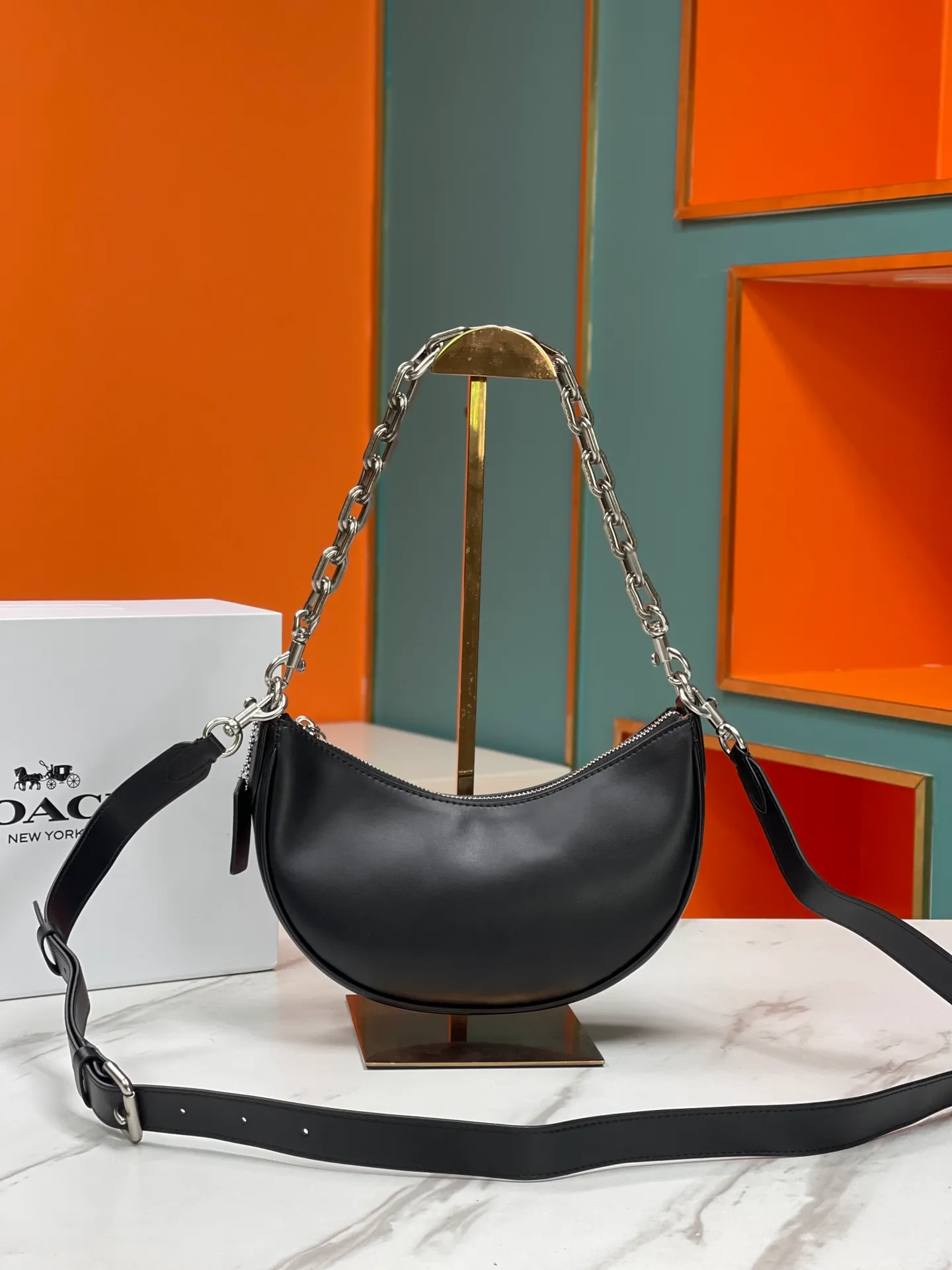 Top original order, batch 460💰Coach new crescent bag Mira model CM583 crescent bag is super popular this year! This bag type needs no further introduction. The shape of Coach's bag is close to a semicircle, the leather is soft, and it is the most comfortable on both sides. You can choose a brass chain with stitching technology, or you can choose a wide shoulder strap, which is labor-saving and stylish. Size 23.5X16X6.5