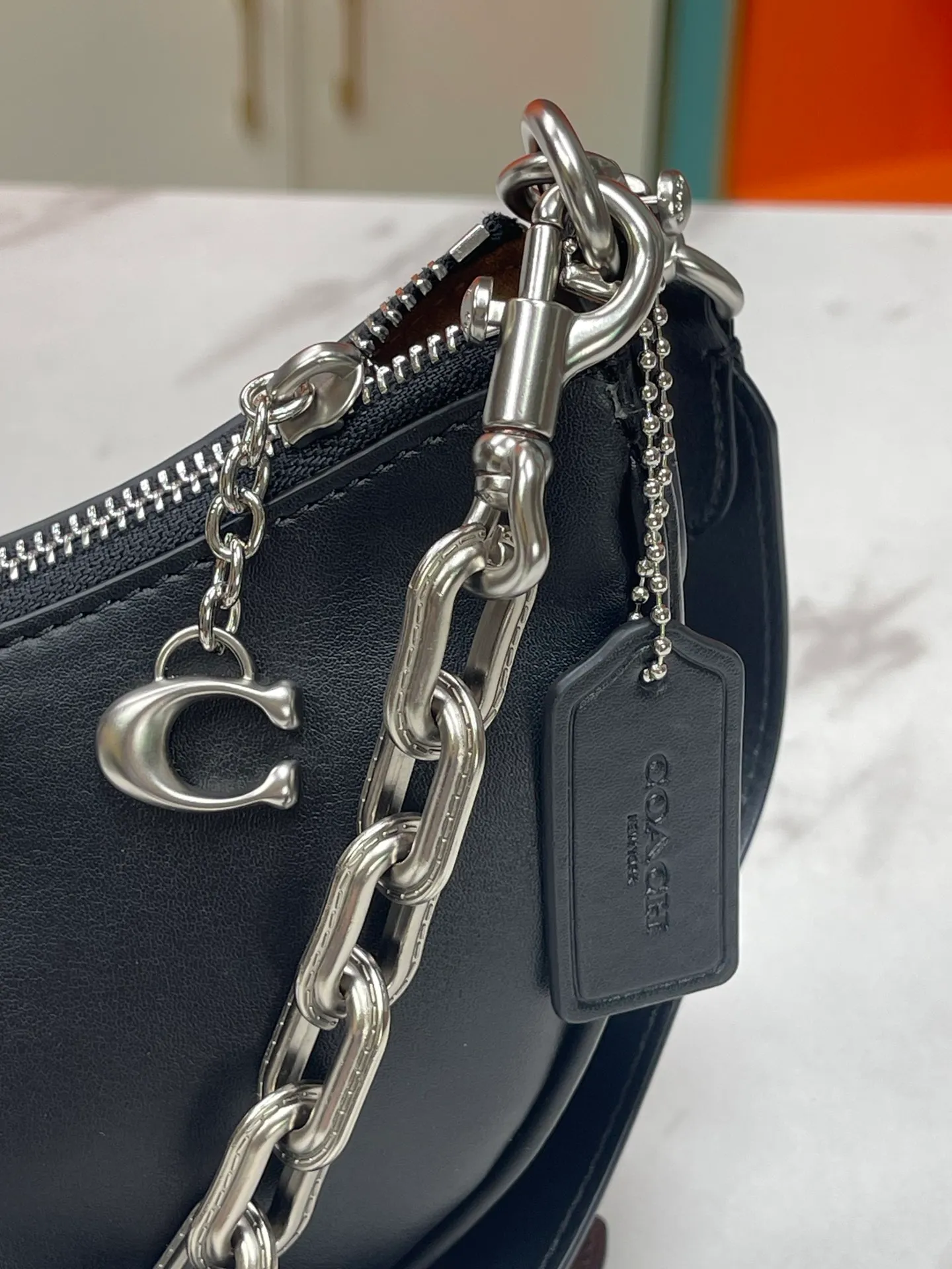 Top original order, batch 460💰Coach new crescent bag Mira model CM583 crescent bag is super popular this year! This bag type needs no further introduction. The shape of Coach's bag is close to a semicircle, the leather is soft, and it is the most comfortable on both sides. You can choose a brass chain with stitching technology, or you can choose a wide shoulder strap, which is labor-saving and stylish. Size 23.5X16X6.5