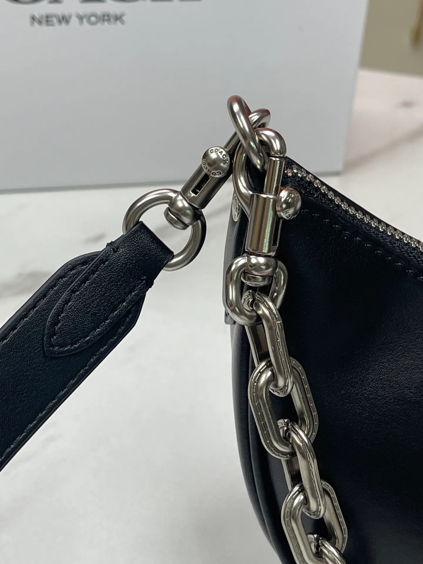 Top original order, batch 460💰Coach new crescent bag Mira model CM583 crescent bag is super popular this year! This bag type needs no further introduction. The shape of Coach's bag is close to a semicircle, the leather is soft, and it is the most comfortable on both sides. You can choose a brass chain with stitching technology, or you can choose a wide shoulder strap, which is labor-saving and stylish. Size 23.5X16X6.5