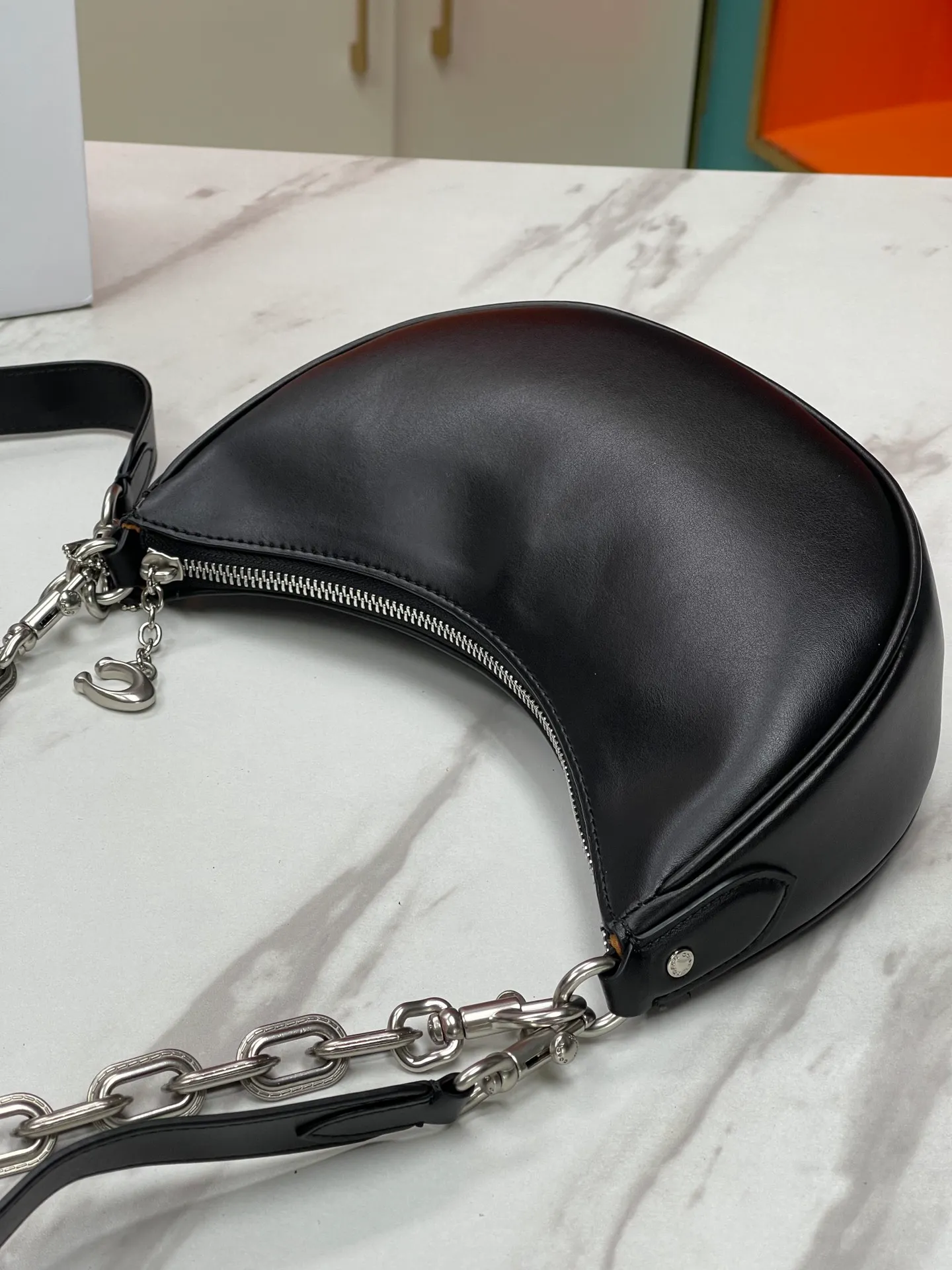 Top original order, batch 460💰Coach new crescent bag Mira model CM583 crescent bag is super popular this year! This bag type needs no further introduction. The shape of Coach's bag is close to a semicircle, the leather is soft, and it is the most comfortable on both sides. You can choose a brass chain with stitching technology, or you can choose a wide shoulder strap, which is labor-saving and stylish. Size 23.5X16X6.5