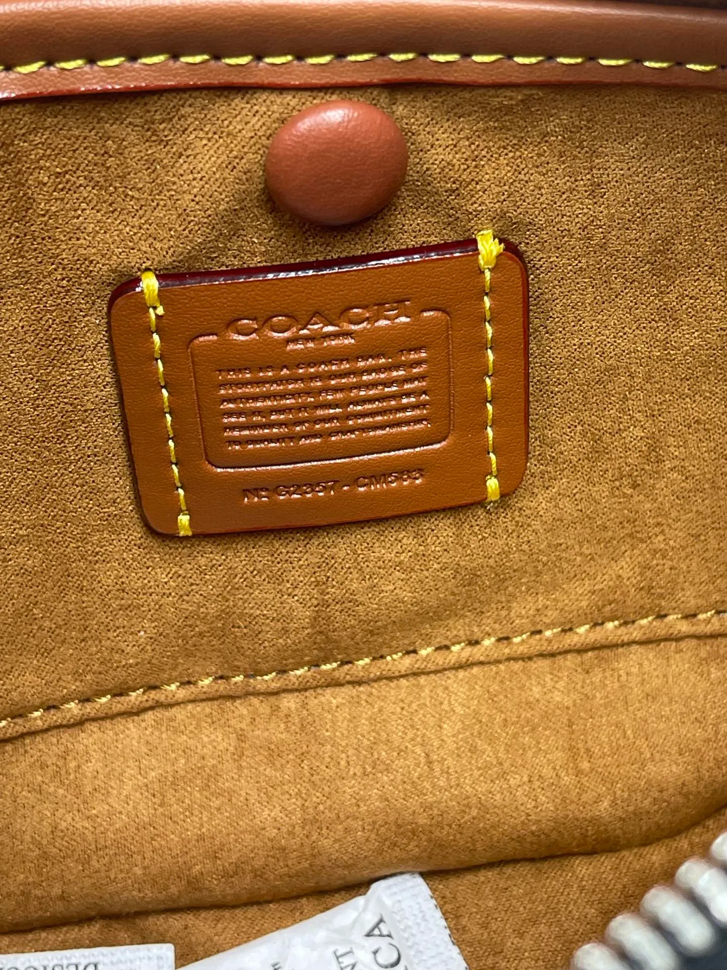 Top original order, batch 460💰Coach new crescent bag Mira model CM583 crescent bag is super popular this year! This bag type needs no further introduction. The shape of Coach's bag is close to a semicircle, the leather is soft, and it is the most comfortable on both sides. You can choose a brass chain with stitching technology, or you can choose a wide shoulder strap, which is labor-saving and stylish. Size 23.5X16X6.5