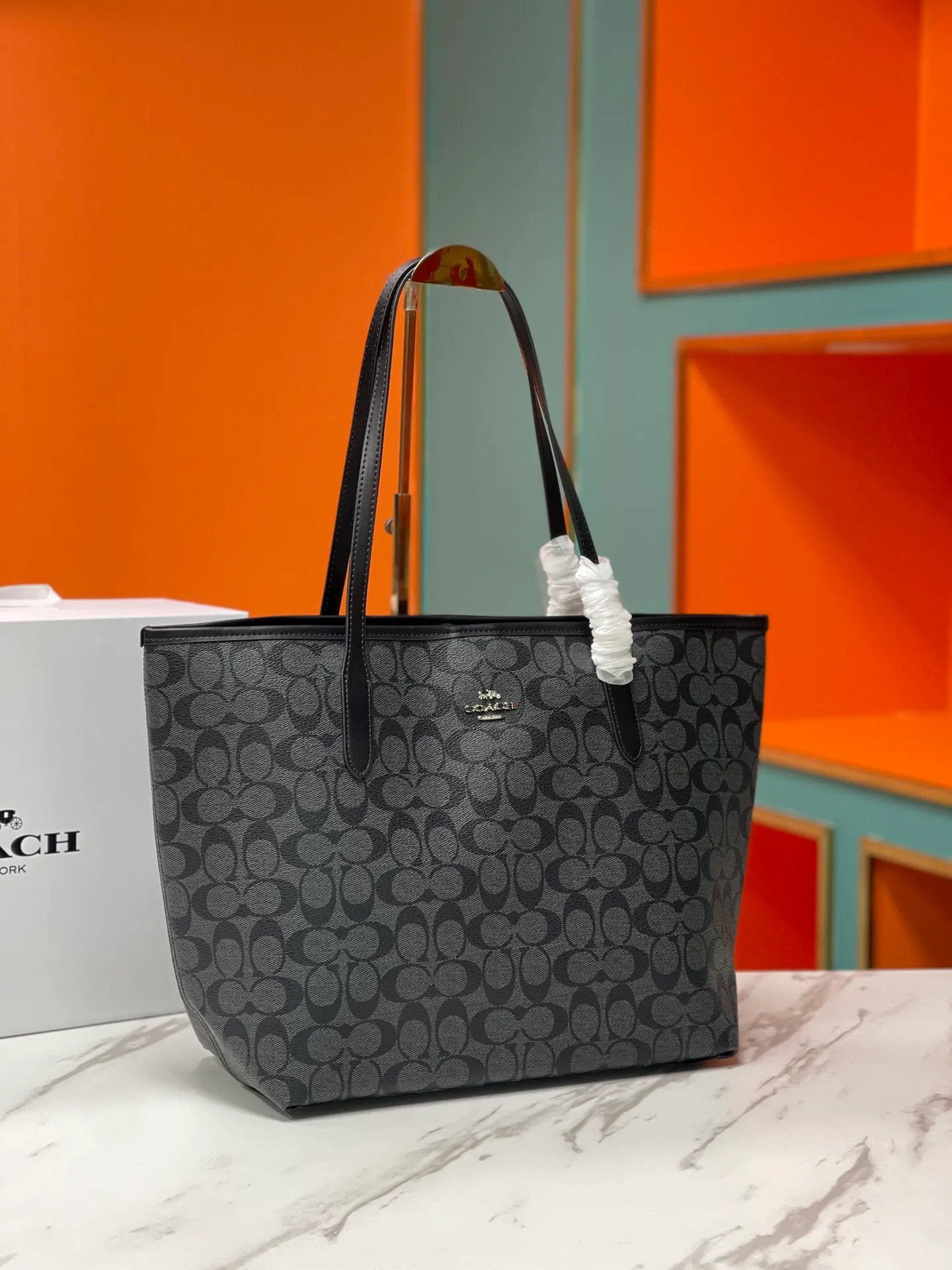Top original order batch 400¥ Coach/Coach new large shopping bag. Style number: 5696& Classic presbyopic logo tote bag is super cute. It is suitable for commuting. It has a huge capacity and is also very suitable for mothers. It has a wide range of applicability, especially suitable for students, part-time workers and mothers. Size: 34*31*16 cm,