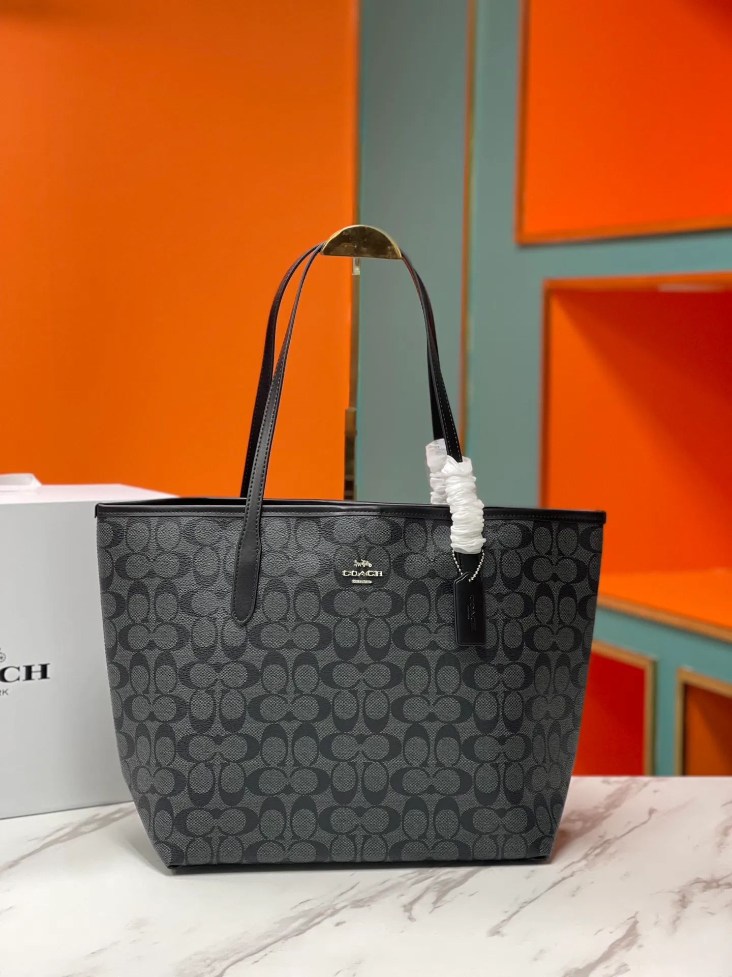 Top original order batch 400¥ Coach/Coach new large shopping bag. Style number: 5696& Classic presbyopic logo tote bag is super cute. It is suitable for commuting. It has a huge capacity and is also very suitable for mothers. It has a wide range of applicability, especially suitable for students, part-time workers and mothers. Size: 34*31*16 cm,