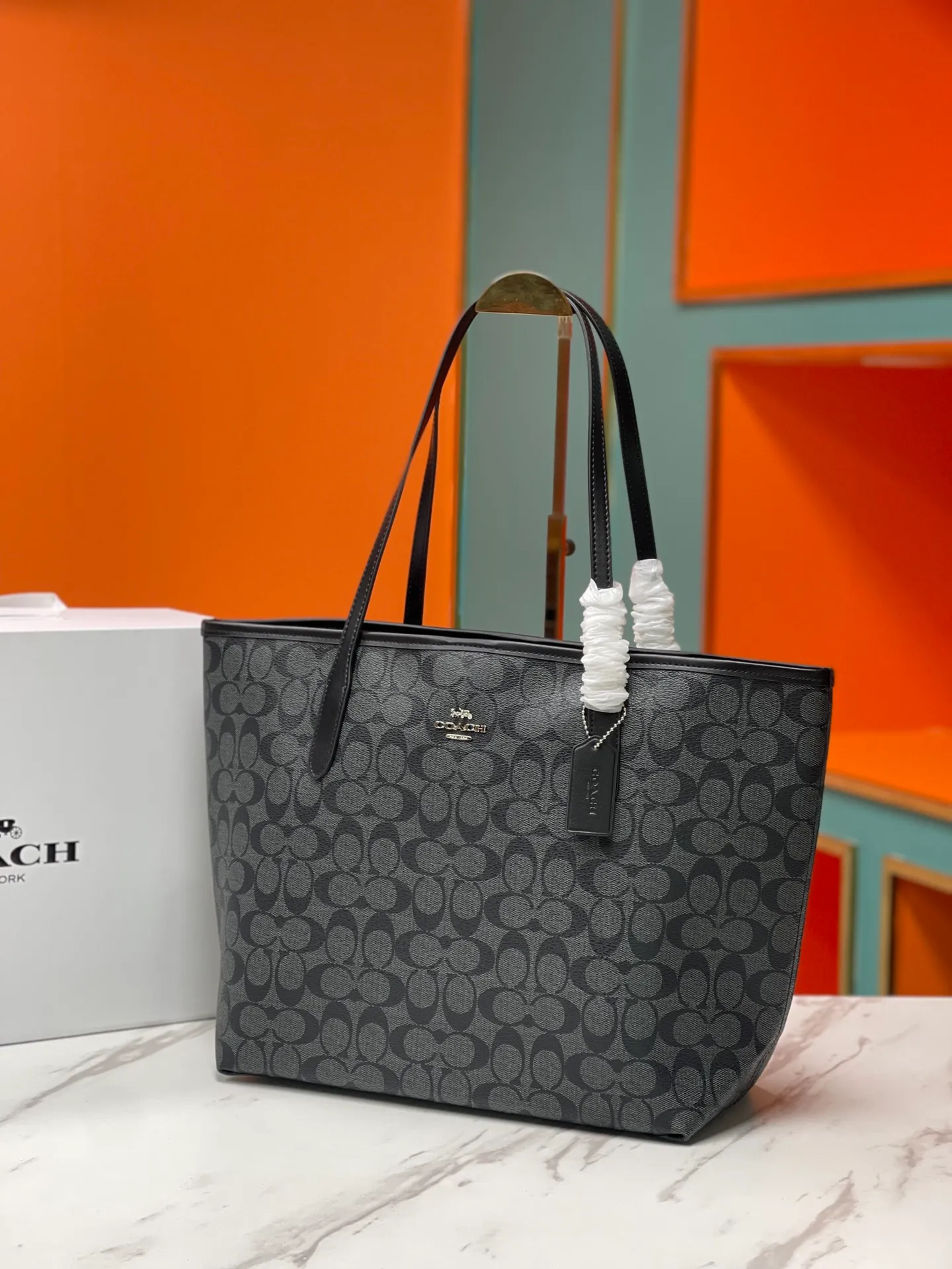 Top original order batch 400¥ Coach/Coach new large shopping bag. Style number: 5696& Classic presbyopic logo tote bag is super cute. It is suitable for commuting. It has a huge capacity and is also very suitable for mothers. It has a wide range of applicability, especially suitable for students, part-time workers and mothers. Size: 34*31*16 cm,
