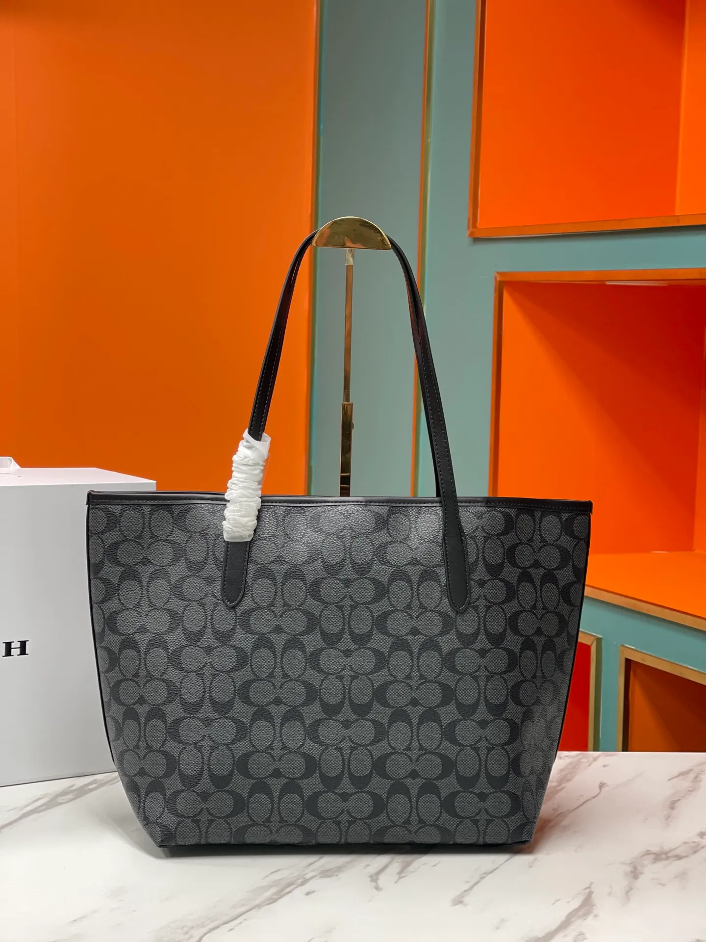 Top original order batch 400¥ Coach/Coach new large shopping bag. Style number: 5696& Classic presbyopic logo tote bag is super cute. It is suitable for commuting. It has a huge capacity and is also very suitable for mothers. It has a wide range of applicability, especially suitable for students, part-time workers and mothers. Size: 34*31*16 cm,