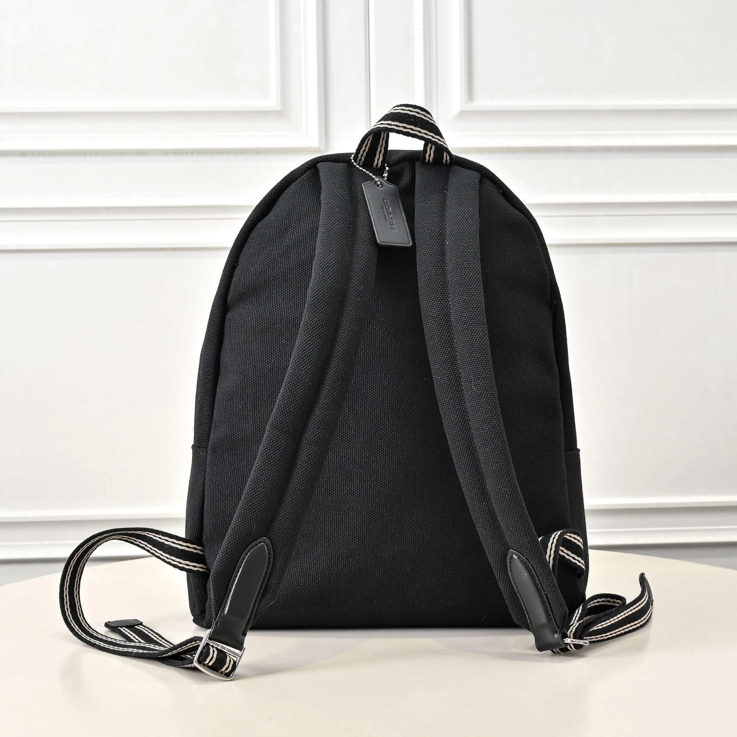 Can be carried by both men and women. Style number: CAM76 Size: 33*38.5*14cm