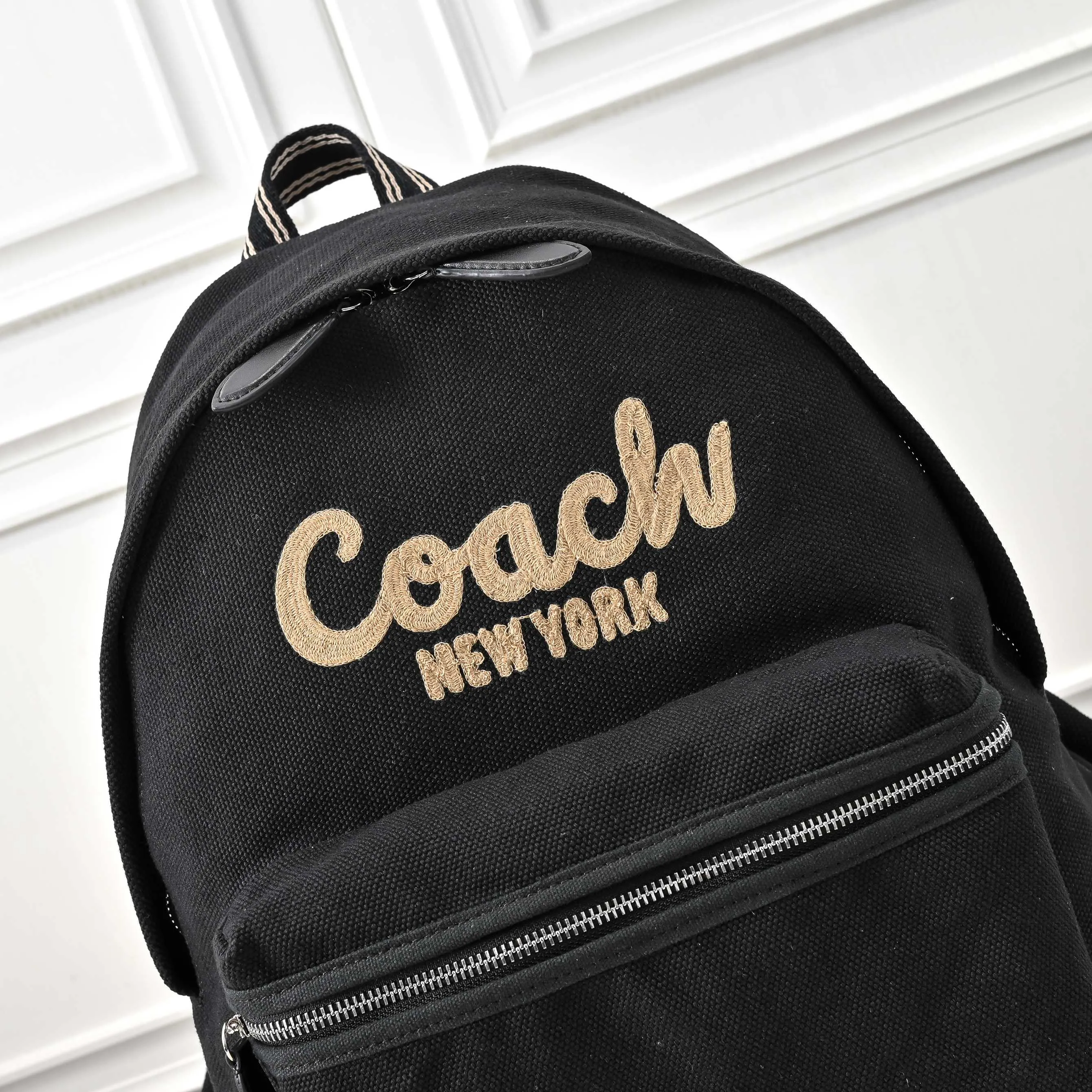 Can be carried by both men and women. Style number: CAM76 Size: 33*38.5*14cm