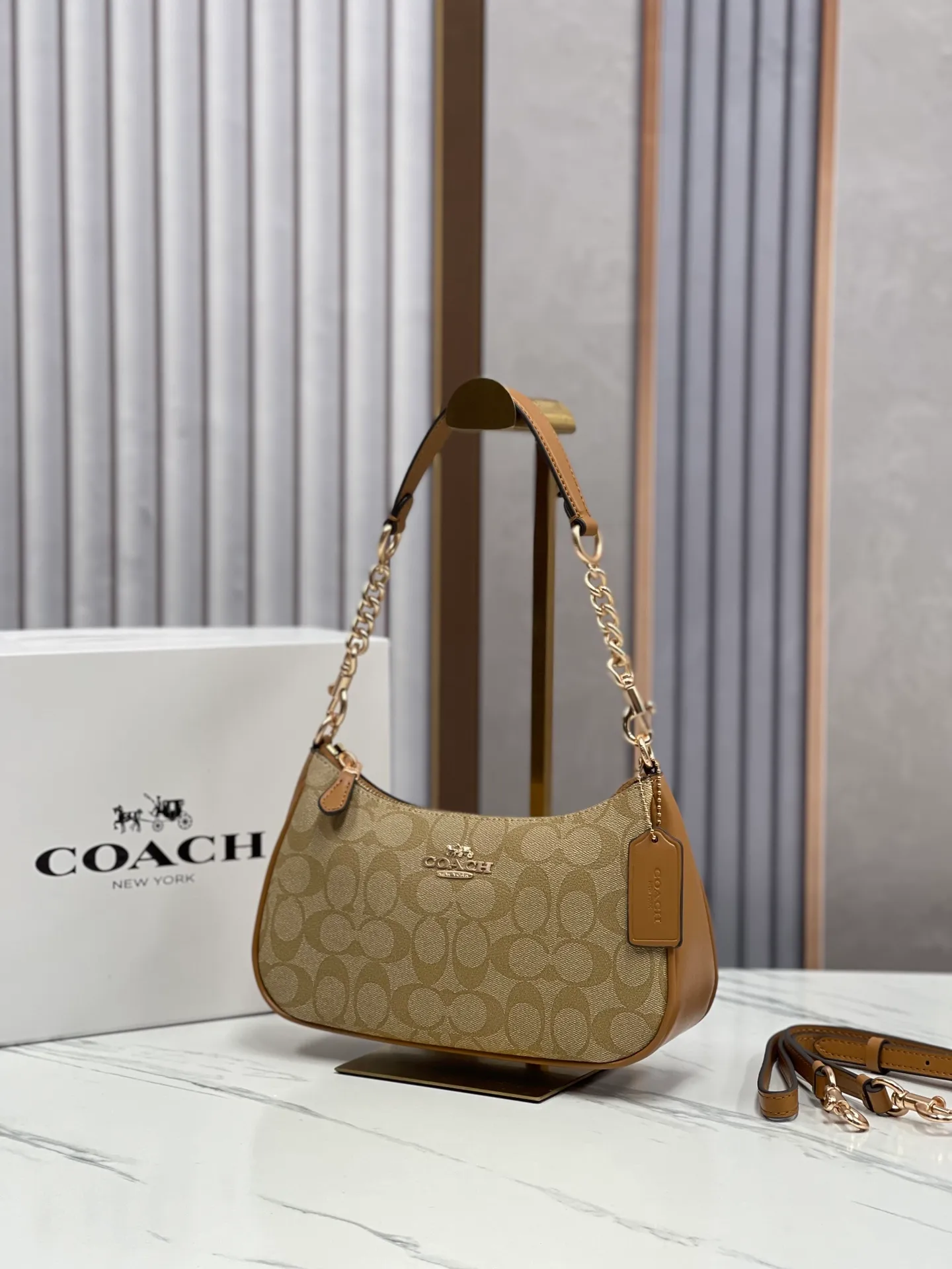 Top original order batch 380💰coach/Coach new color armpit bag new model in stock. Model CA548, 209, 173. C's Outlet women's bag color-blocked TERI shoulder bag. . DETAILS details Material: cow leather 2 credit card slots Built-in multi-function pocket Top zipper closure, fabric lining Detachable handle with vertical length of 21cm Detachable shoulder strap with vertical length of 58cm, can be used for shoulder or crossbody Dimensions: 24.5cm (length) × 15.5cm (height) 7.5cm (width),